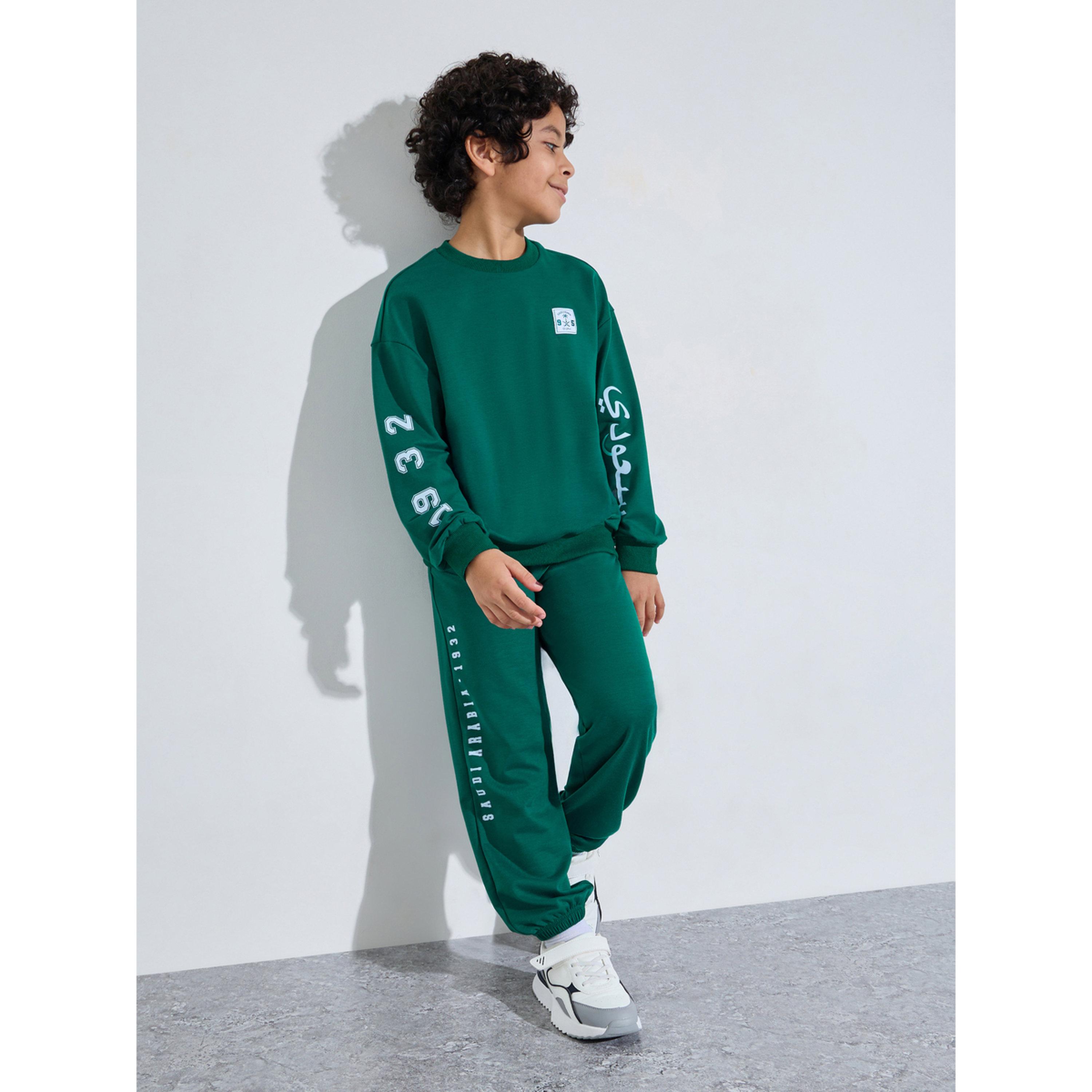 طقم من بنطال جوغر وسويت شيرت بطبعة بمناسبة اليوم الوطني السعودي للأولاد - أخضر داكن-boys-clothing-setsandcoords-image-1