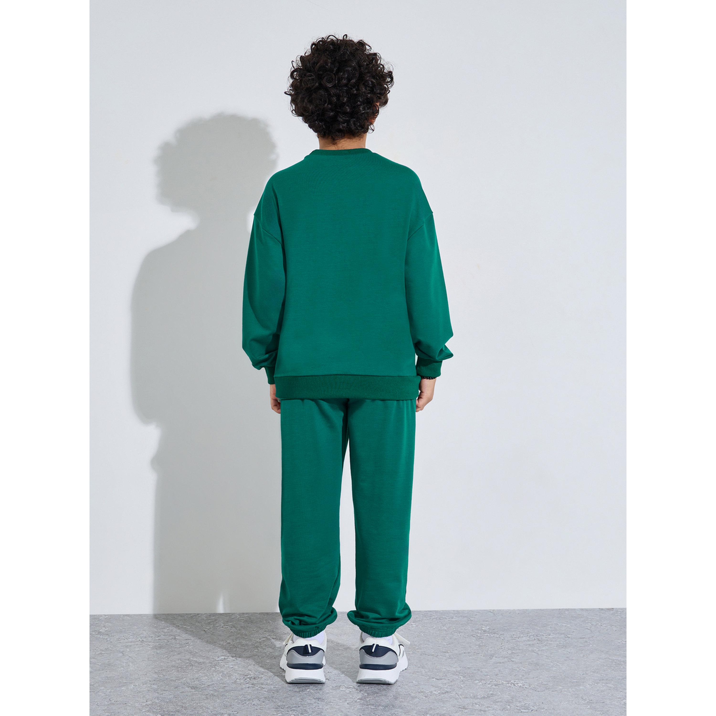 طقم من بنطال جوغر وسويت شيرت بطبعة بمناسبة اليوم الوطني السعودي للأولاد - أخضر داكن-boys-clothing-setsandcoords-image-3