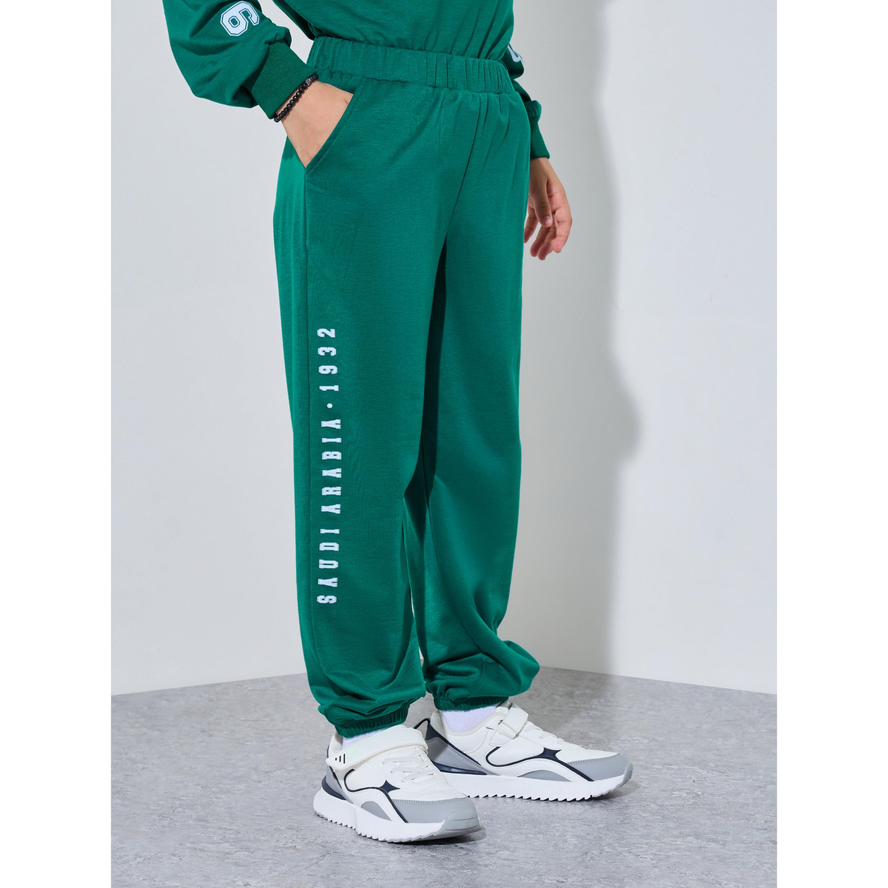 طقم من بنطال جوغر وسويت شيرت بطبعة بمناسبة اليوم الوطني السعودي للأولاد - أخضر داكن-boys-clothing-setsandcoords-image-4