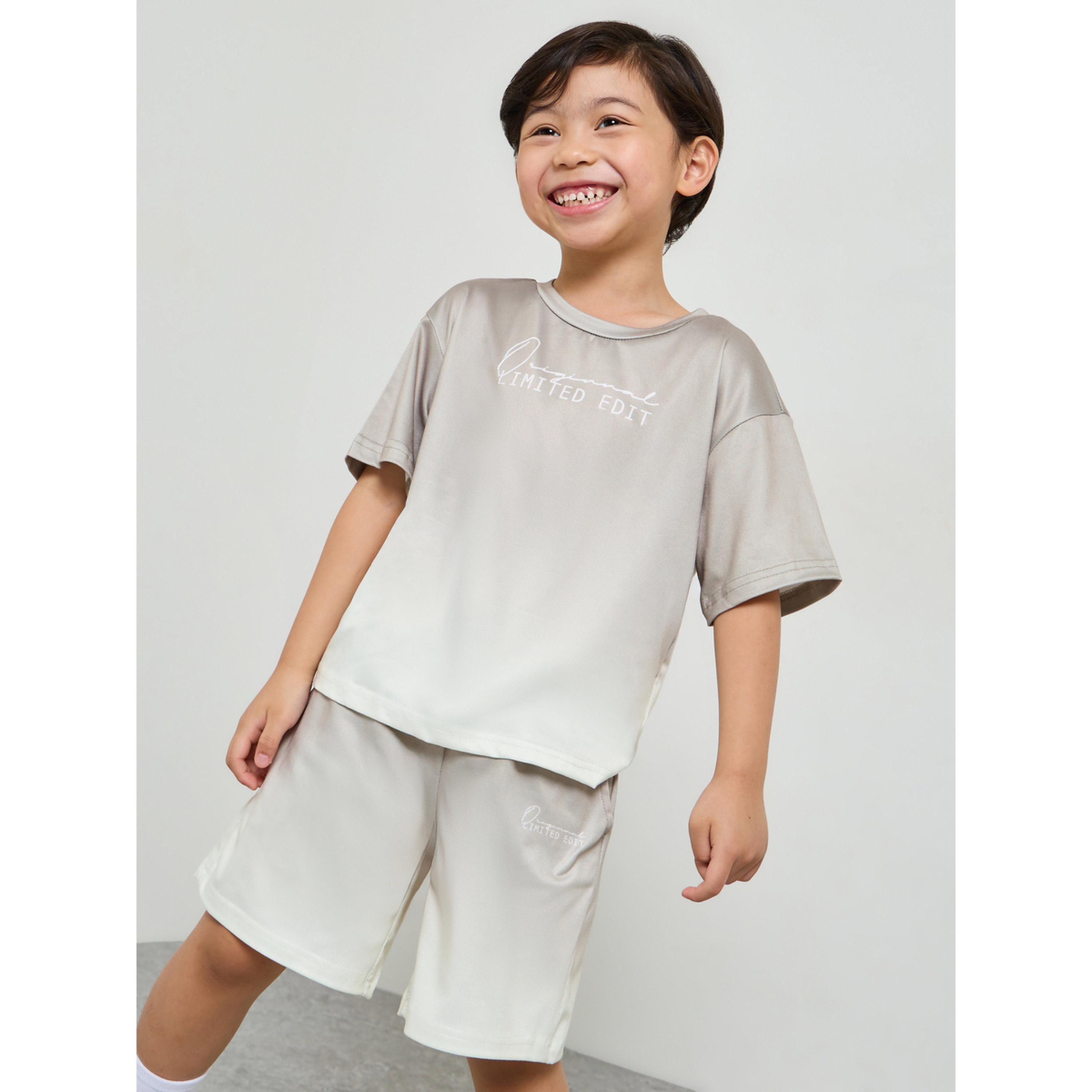 مجموعة من شورت وتيشيرت بطبعة شعار ونمط أومبري-boys-clothing-setsandcoords-image-1