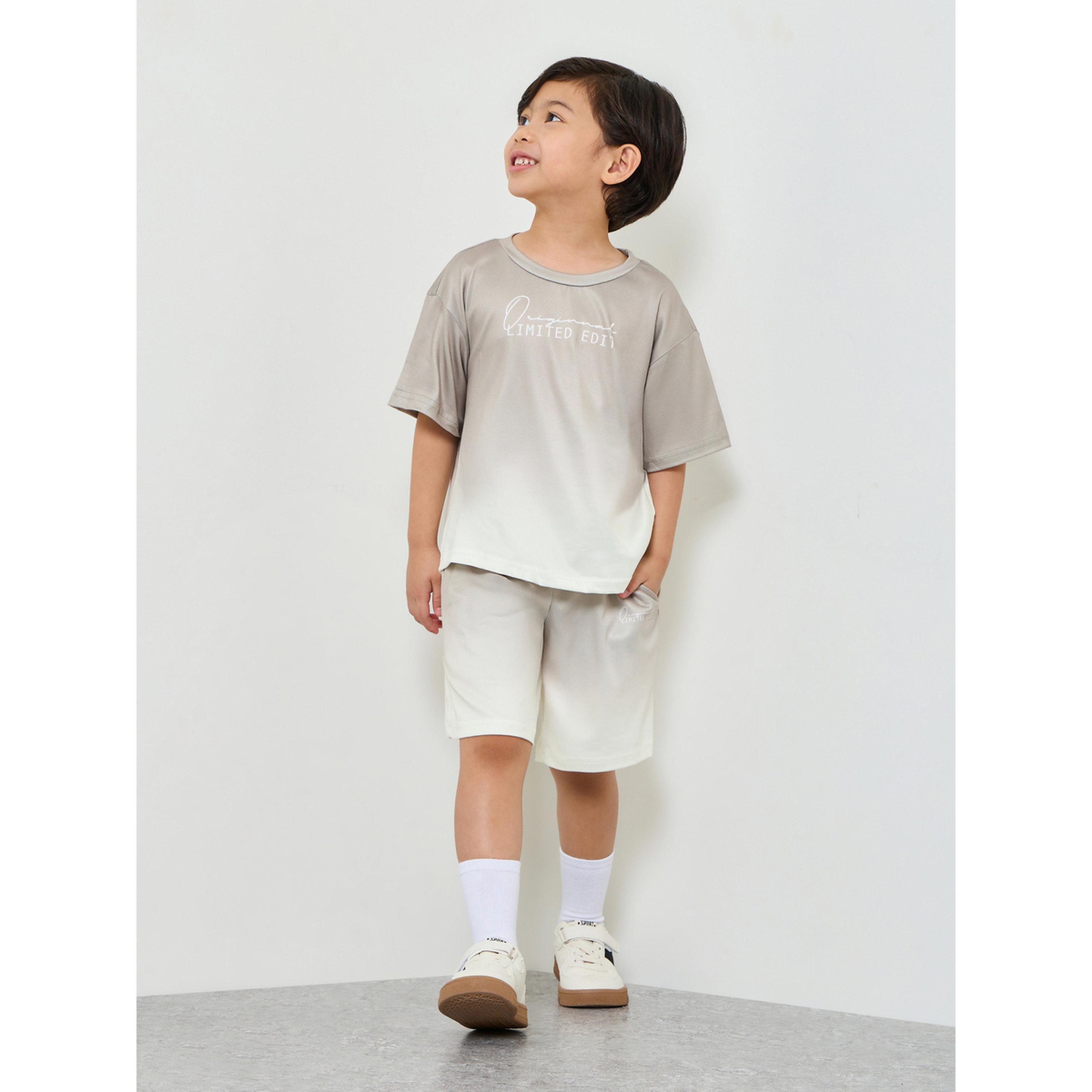 مجموعة من شورت وتيشيرت بطبعة شعار ونمط أومبري-boys-clothing-setsandcoords-image-2