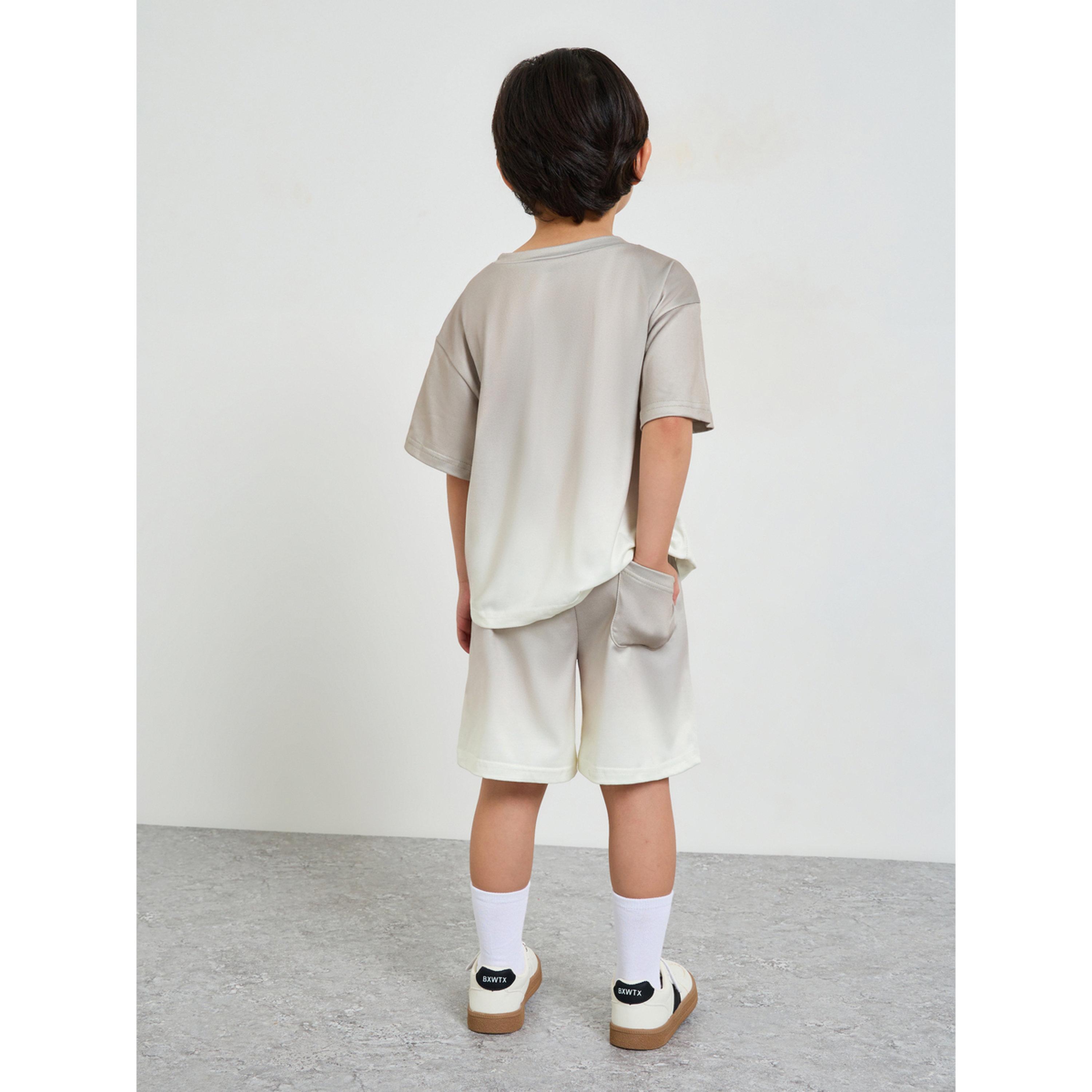 مجموعة من شورت وتيشيرت بطبعة شعار ونمط أومبري-boys-clothing-setsandcoords-image-3