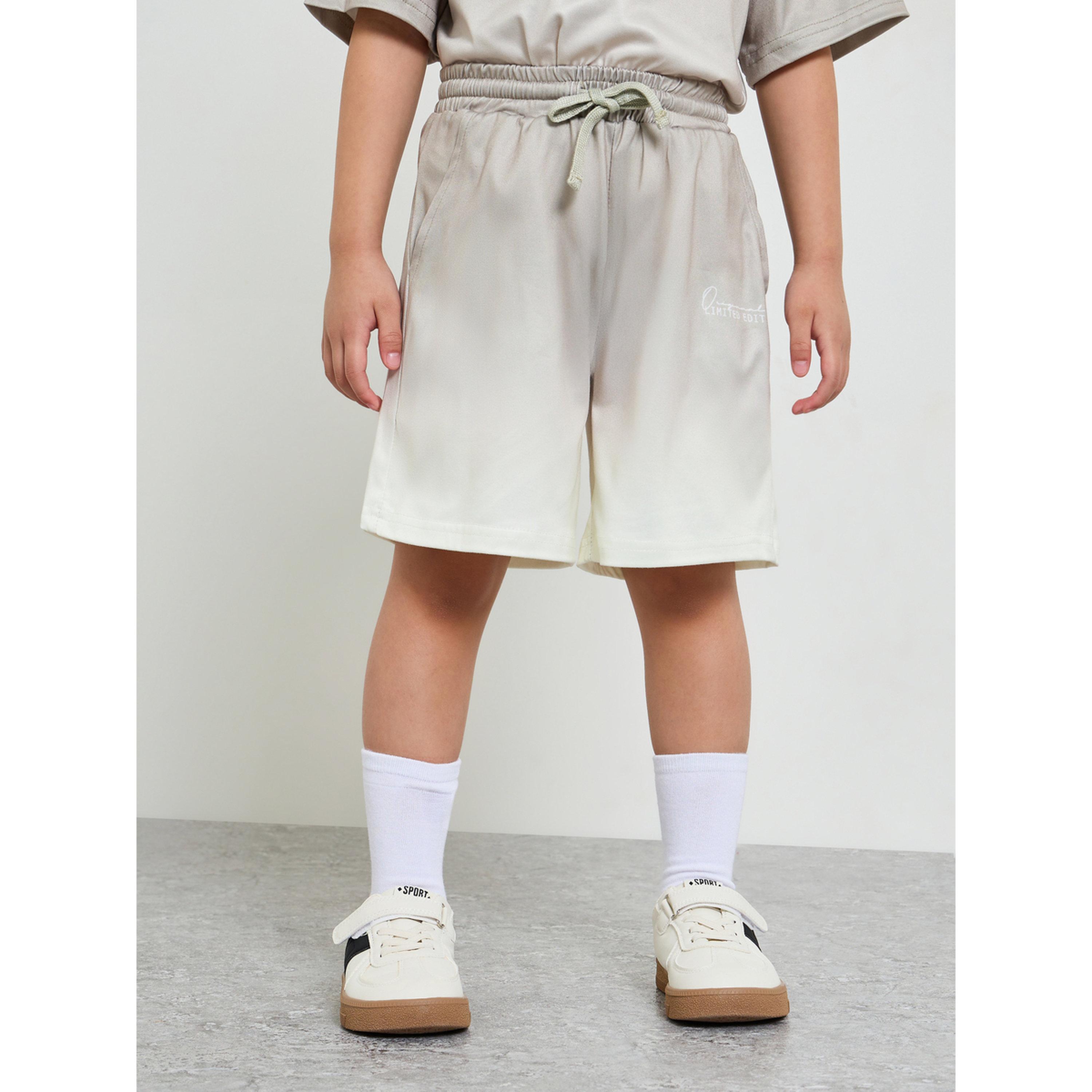 مجموعة من شورت وتيشيرت بطبعة شعار ونمط أومبري-boys-clothing-setsandcoords-image-4