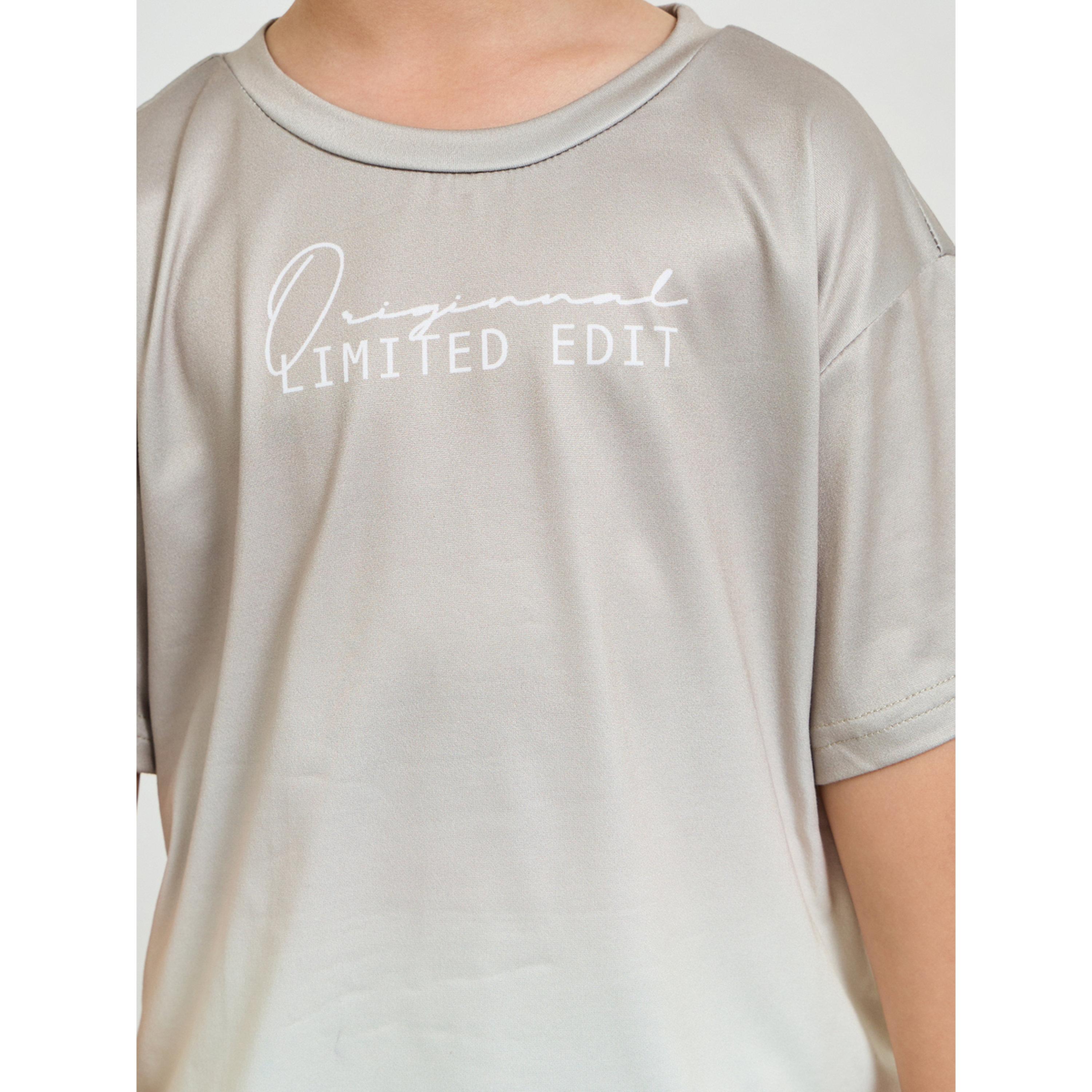 مجموعة من شورت وتيشيرت بطبعة شعار ونمط أومبري-boys-clothing-setsandcoords-image-5