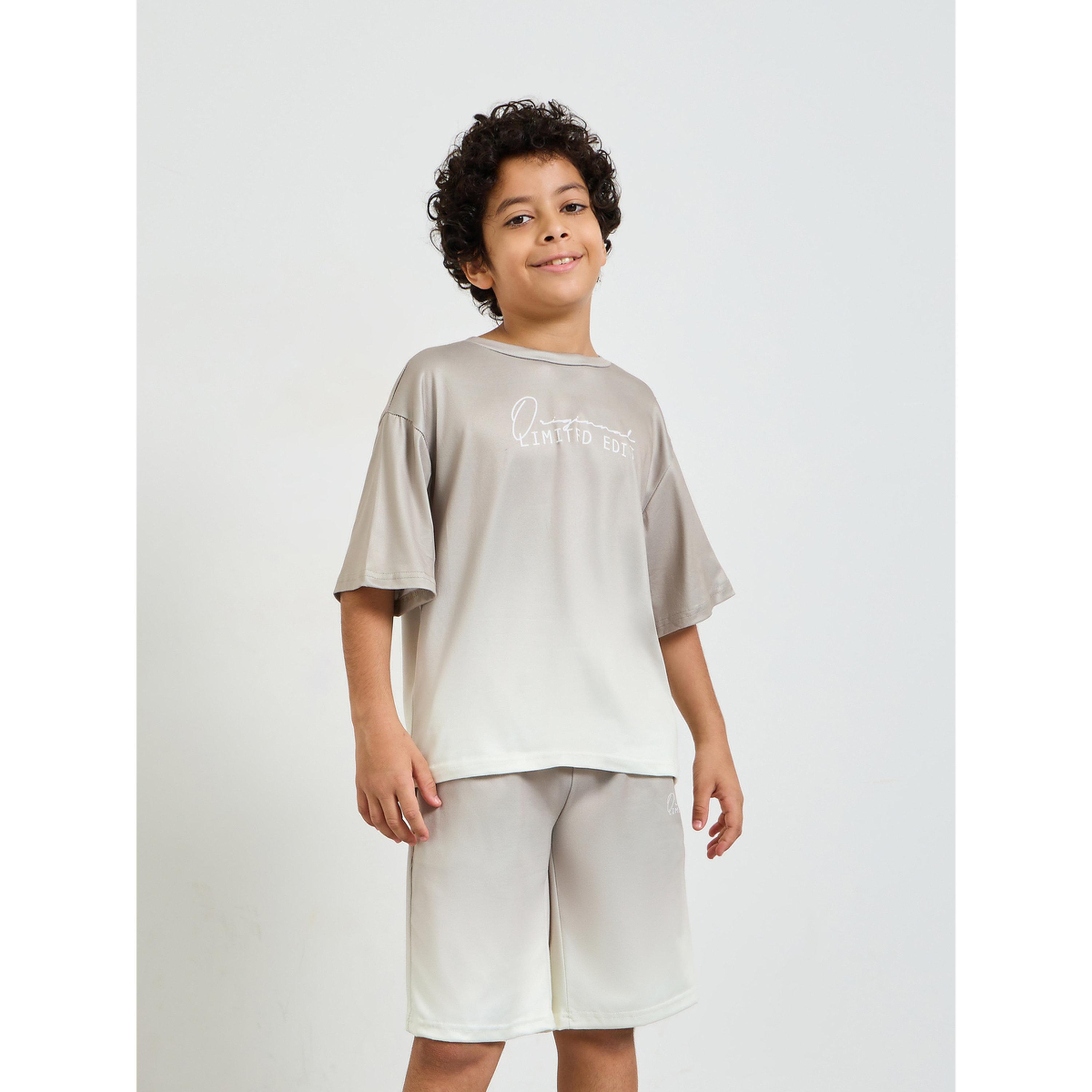 مجموعة من شورت وتيشيرت بطبعة شعار ونمط أومبري-boys-clothing-setsandcoords-image-1