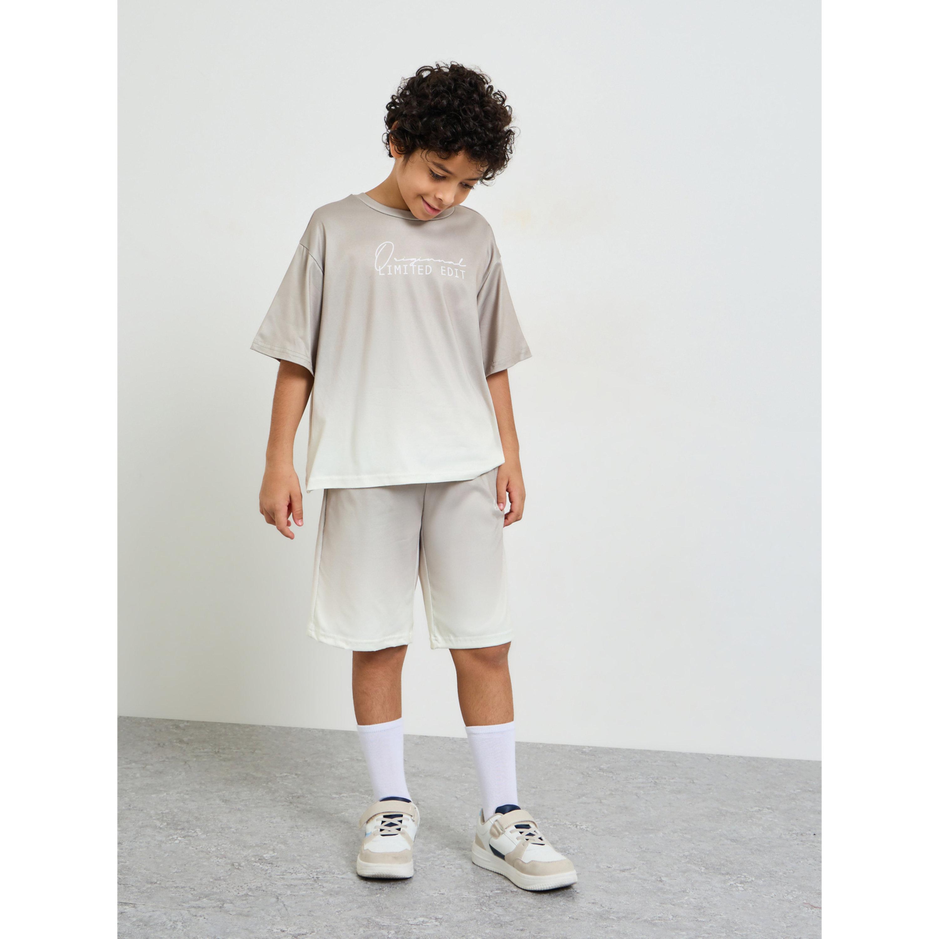 مجموعة من شورت وتيشيرت بطبعة شعار ونمط أومبري-boys-clothing-setsandcoords-image-2