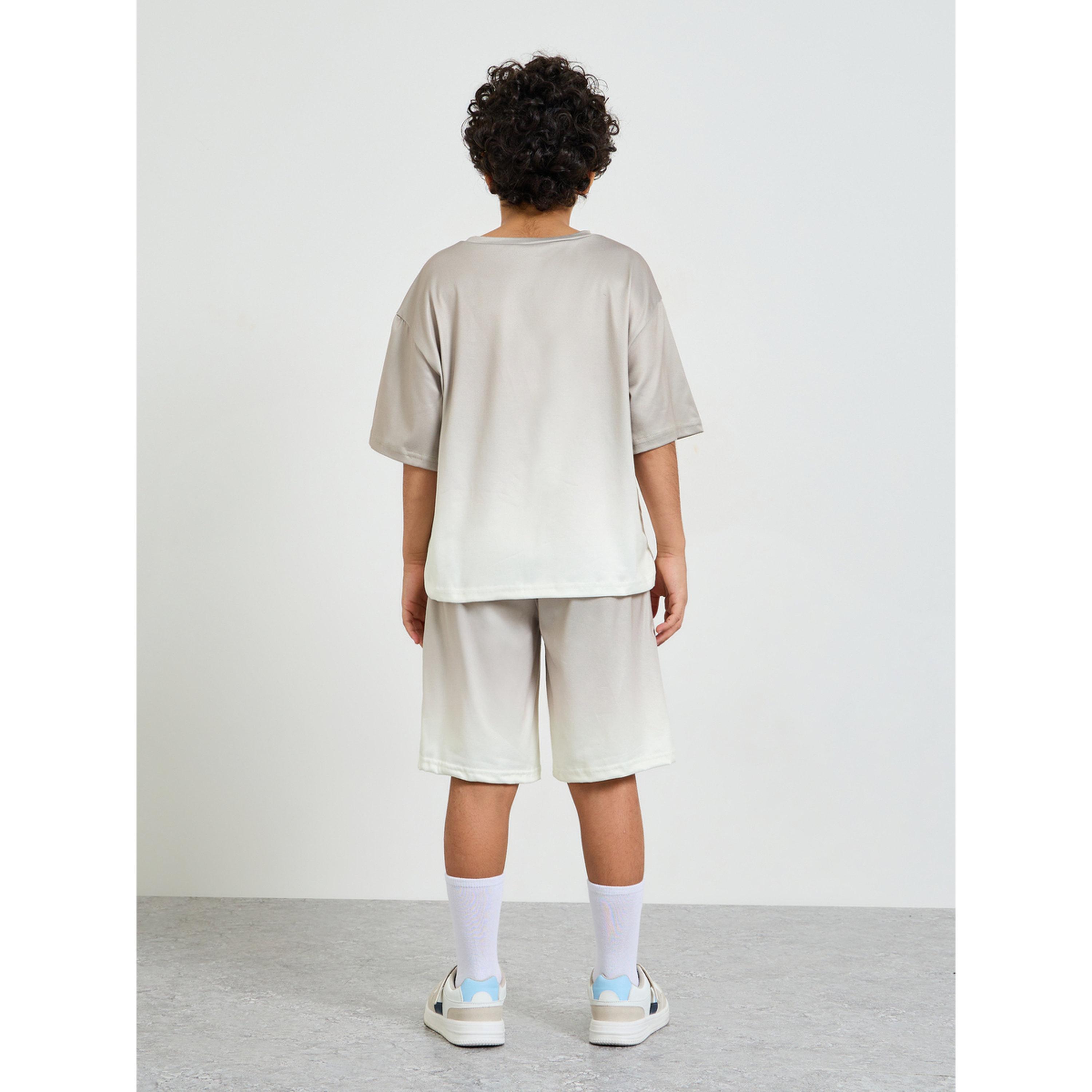 مجموعة من شورت وتيشيرت بطبعة شعار ونمط أومبري-boys-clothing-setsandcoords-image-3