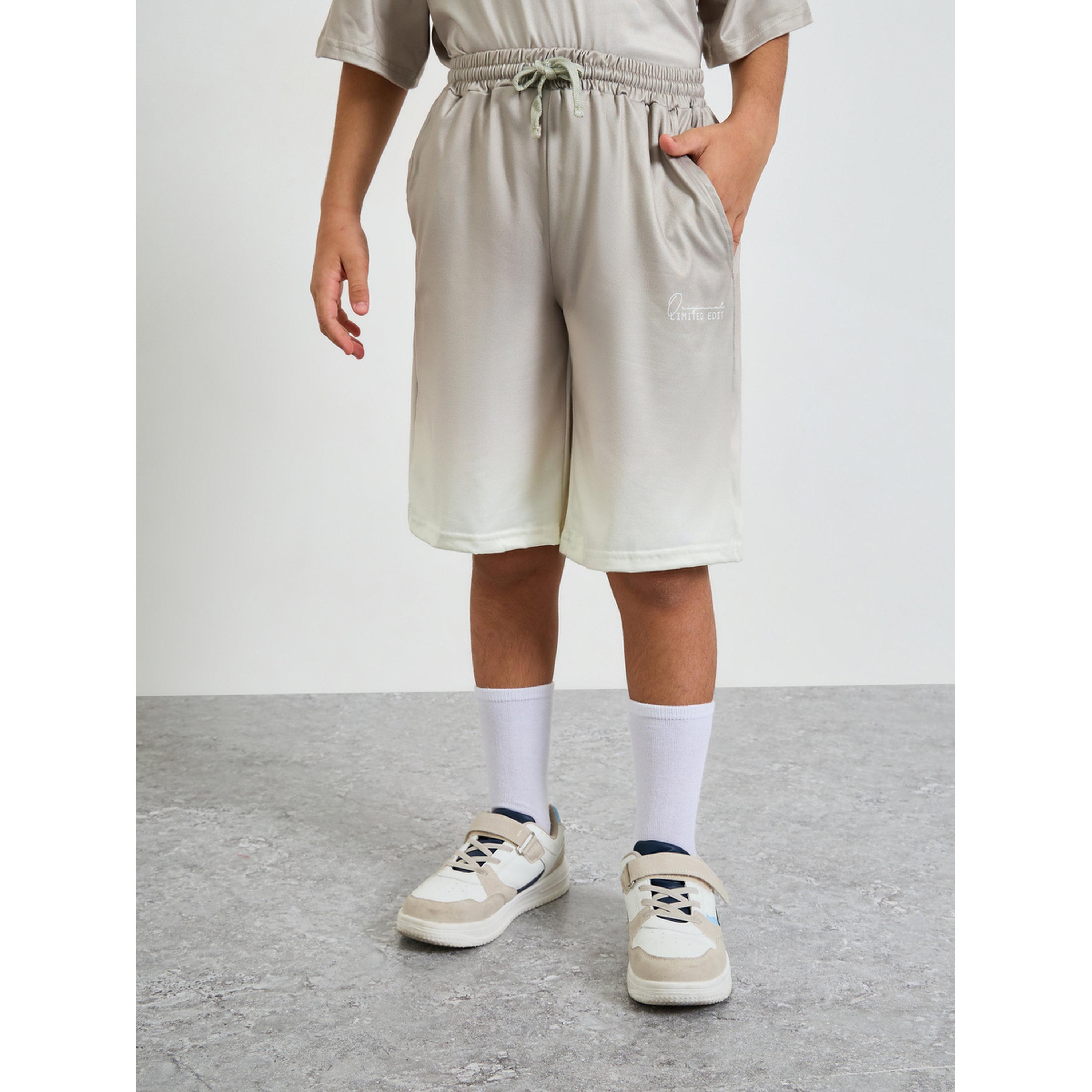مجموعة من شورت وتيشيرت بطبعة شعار ونمط أومبري-boys-clothing-setsandcoords-image-4