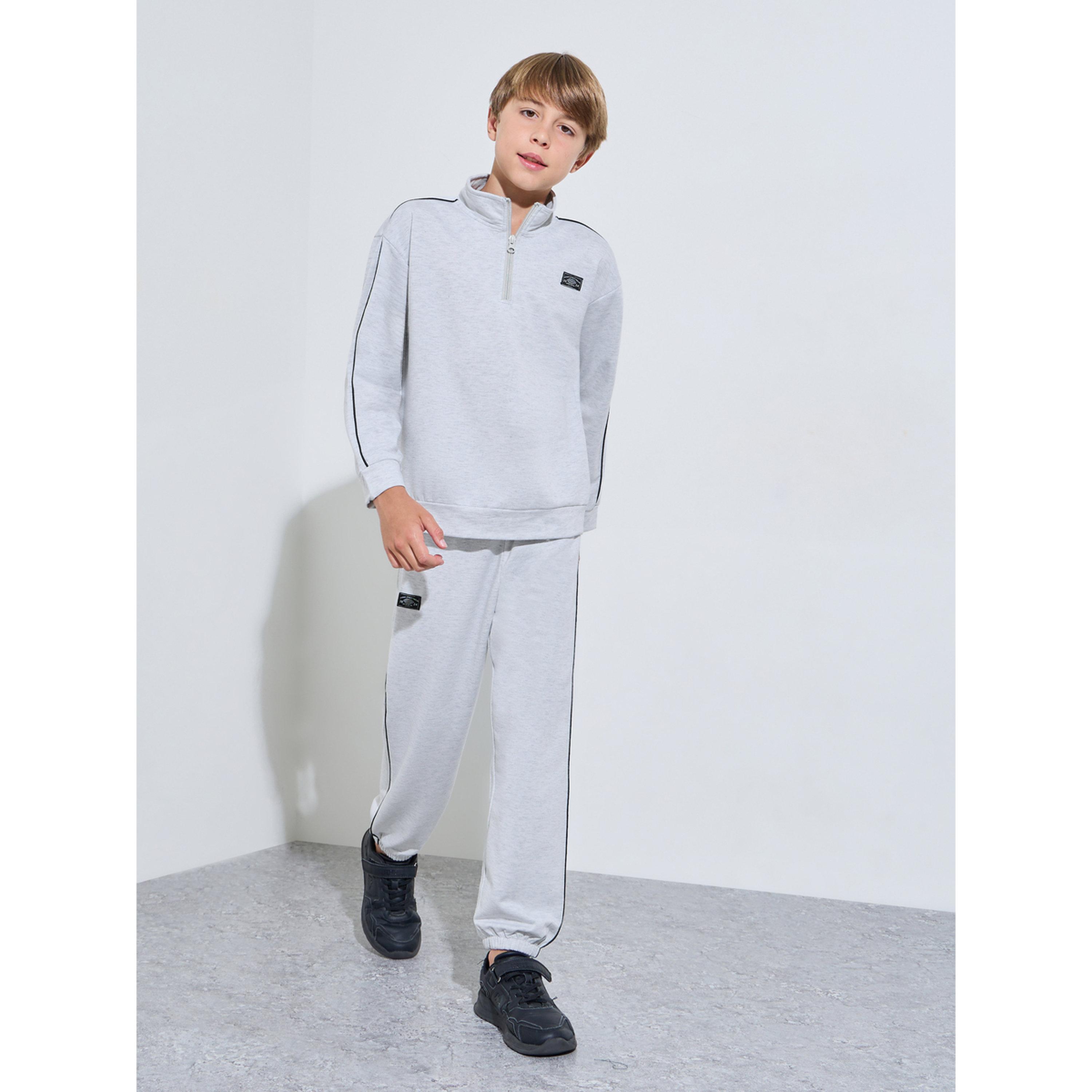 مجموعة من بنطال جوغر وسويت شيرت بسحاب نصفي وتفاصيل رقع للأولاد باللون الرمادي-boys-clothing-setsandcoords-image-1