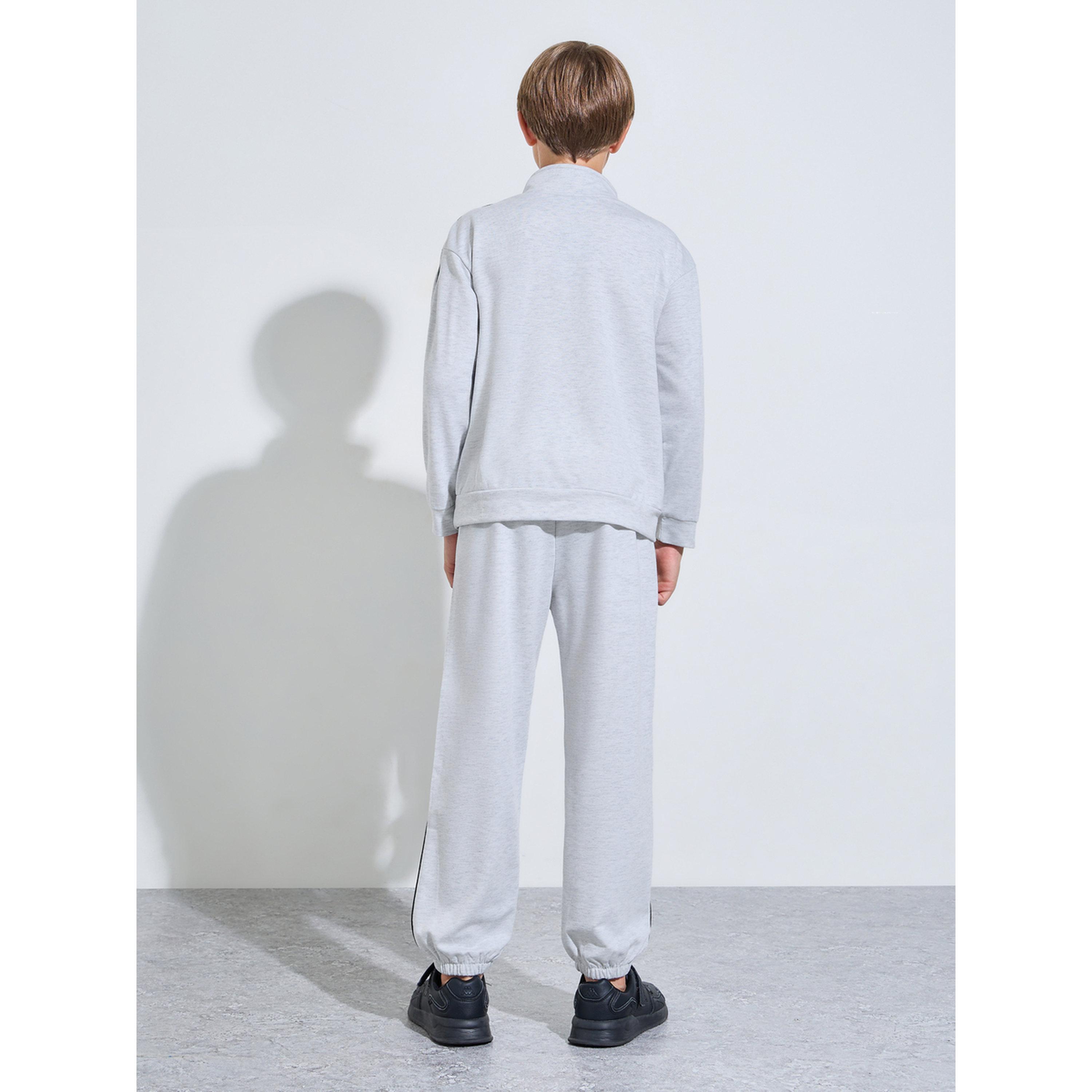 مجموعة من بنطال جوغر وسويت شيرت بسحاب نصفي وتفاصيل رقع للأولاد باللون الرمادي-boys-clothing-setsandcoords-image-3