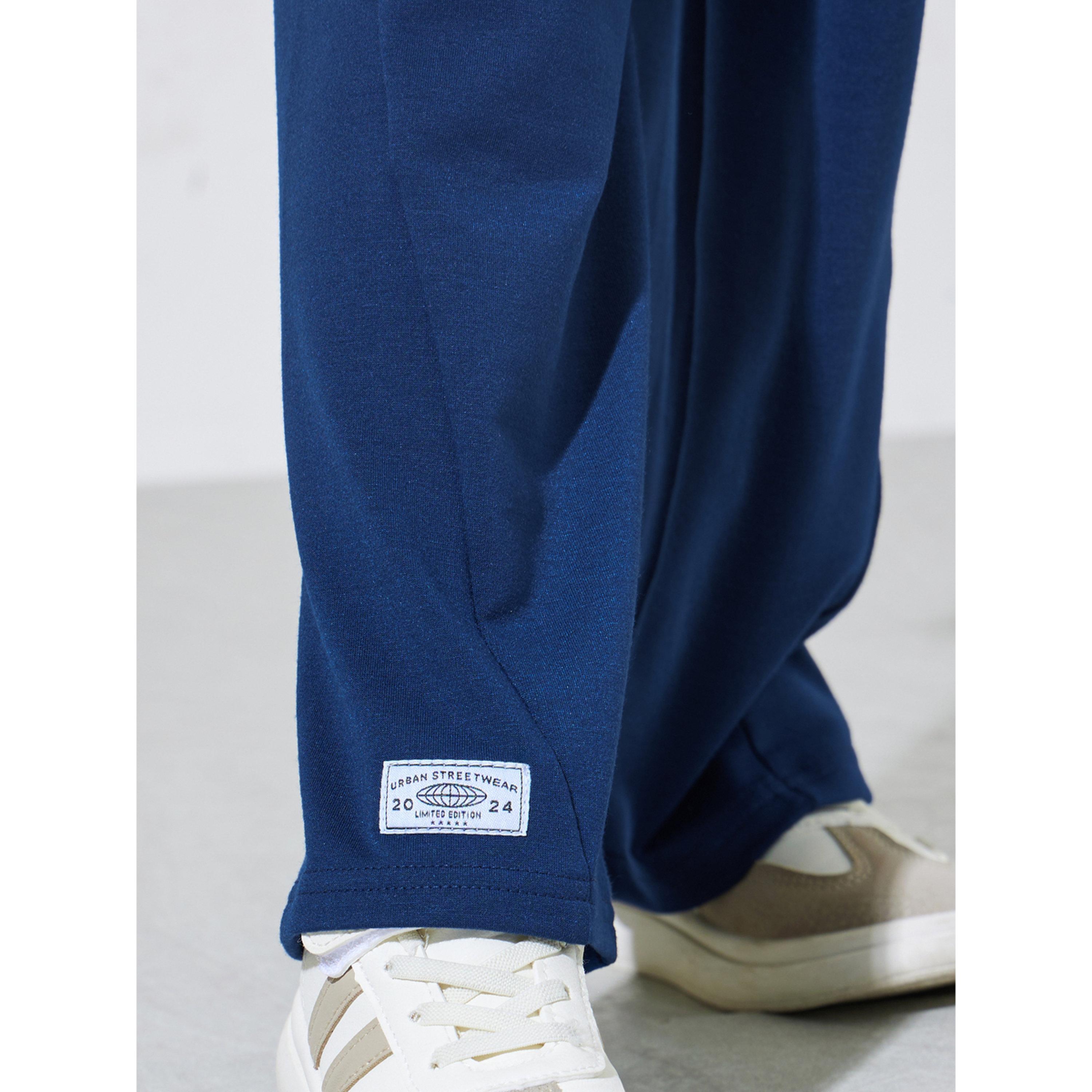 بنطال جوغر محبوك بقصة مستقيمة وتفاصيل رقع للأولاد باللون الأزرق الداكن-boys-clothing-bottoms-joggersandtrackpants-image-4