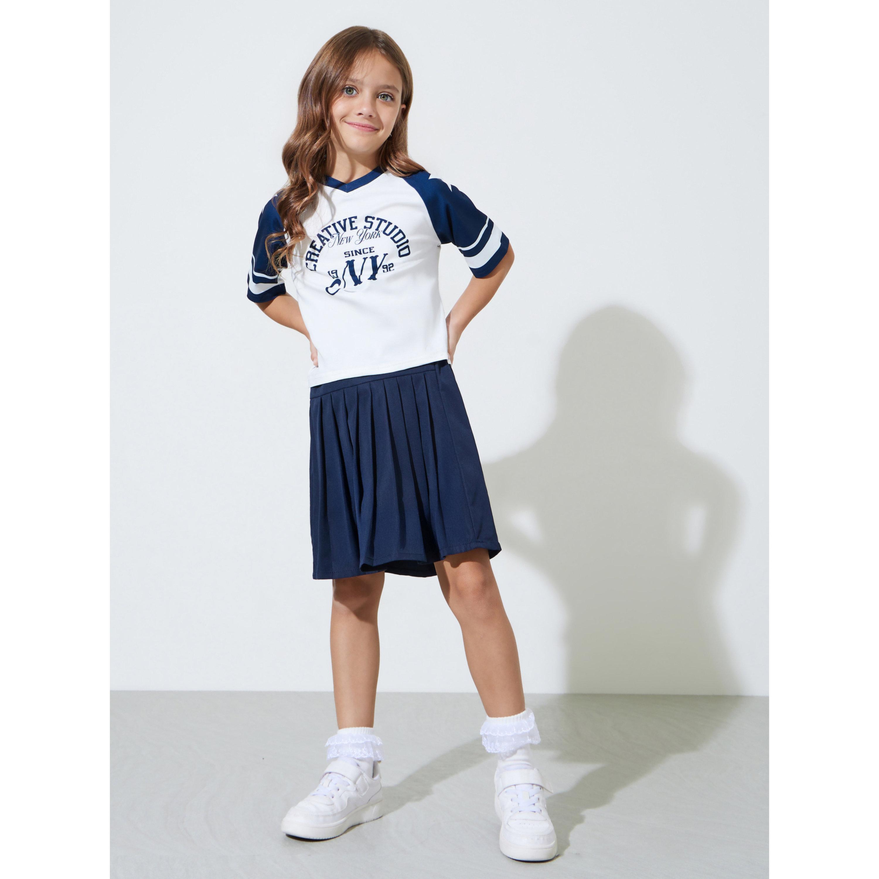 مجموعة من تنورة سادة بكسرات وتيشيرت واسع بطبعة جرافيك للبنات-girls-clothing-setsandcoords-image-1