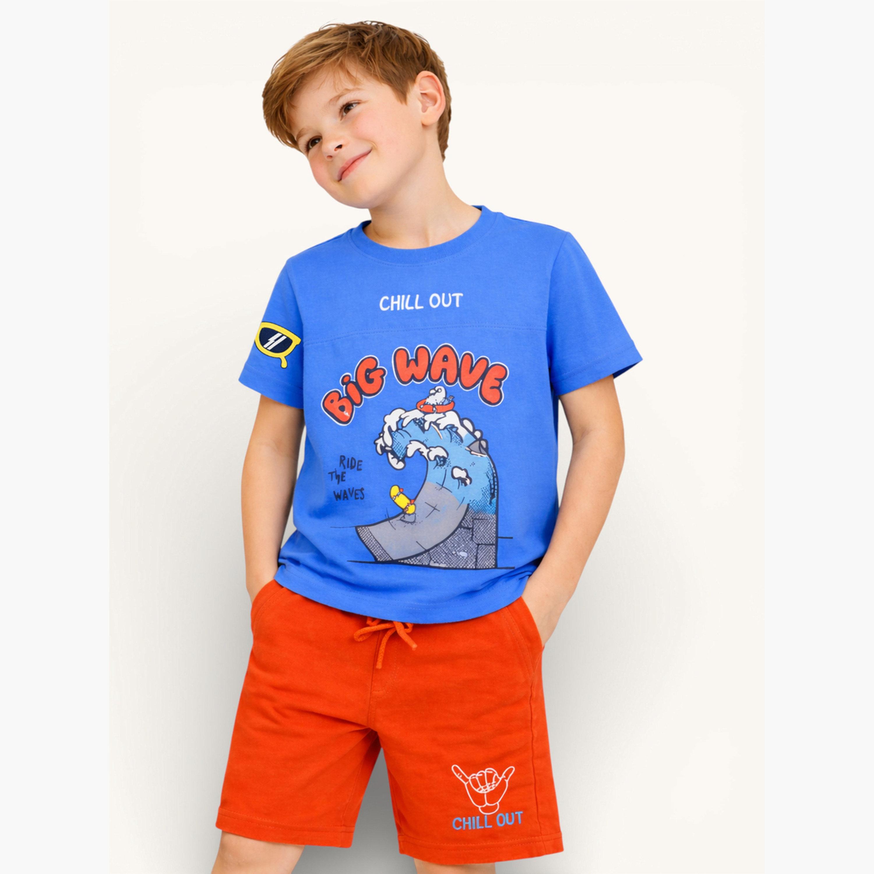 مجموعة من شورت وتيشيرت بطبعة جرافيك-boys-clothing-setsandcoords-image-1