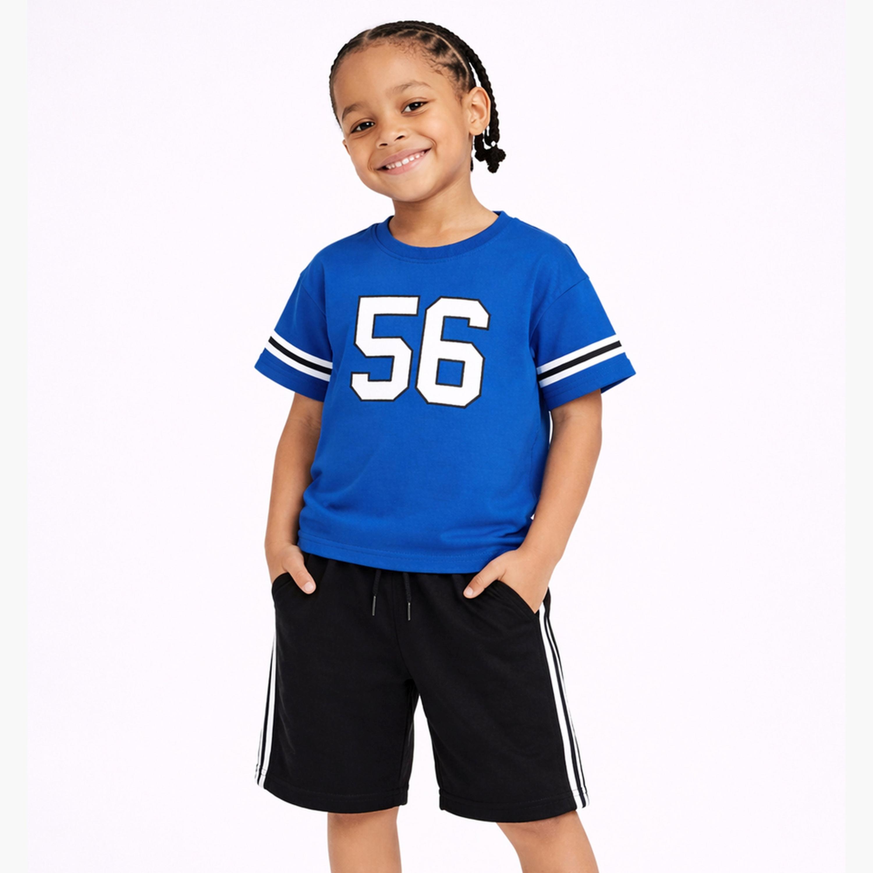 مجموعة من شورت وتيشيرت بطبعة جرافيك-boys-clothing-setsandcoords-image-1