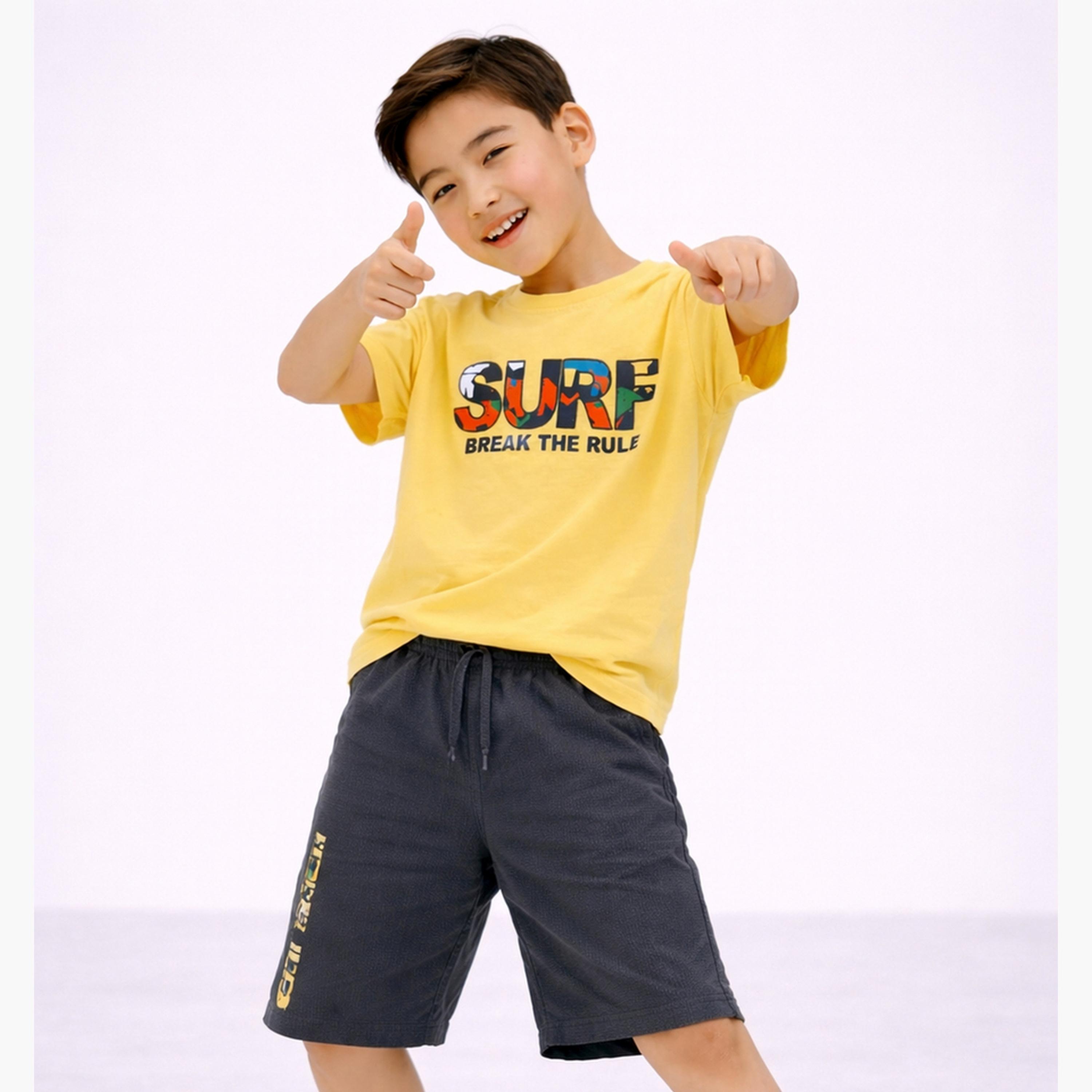 مجموعة من شورت برمودا وتيشيرت بطبعة كتابة-boys-clothing-setsandcoords-image-1