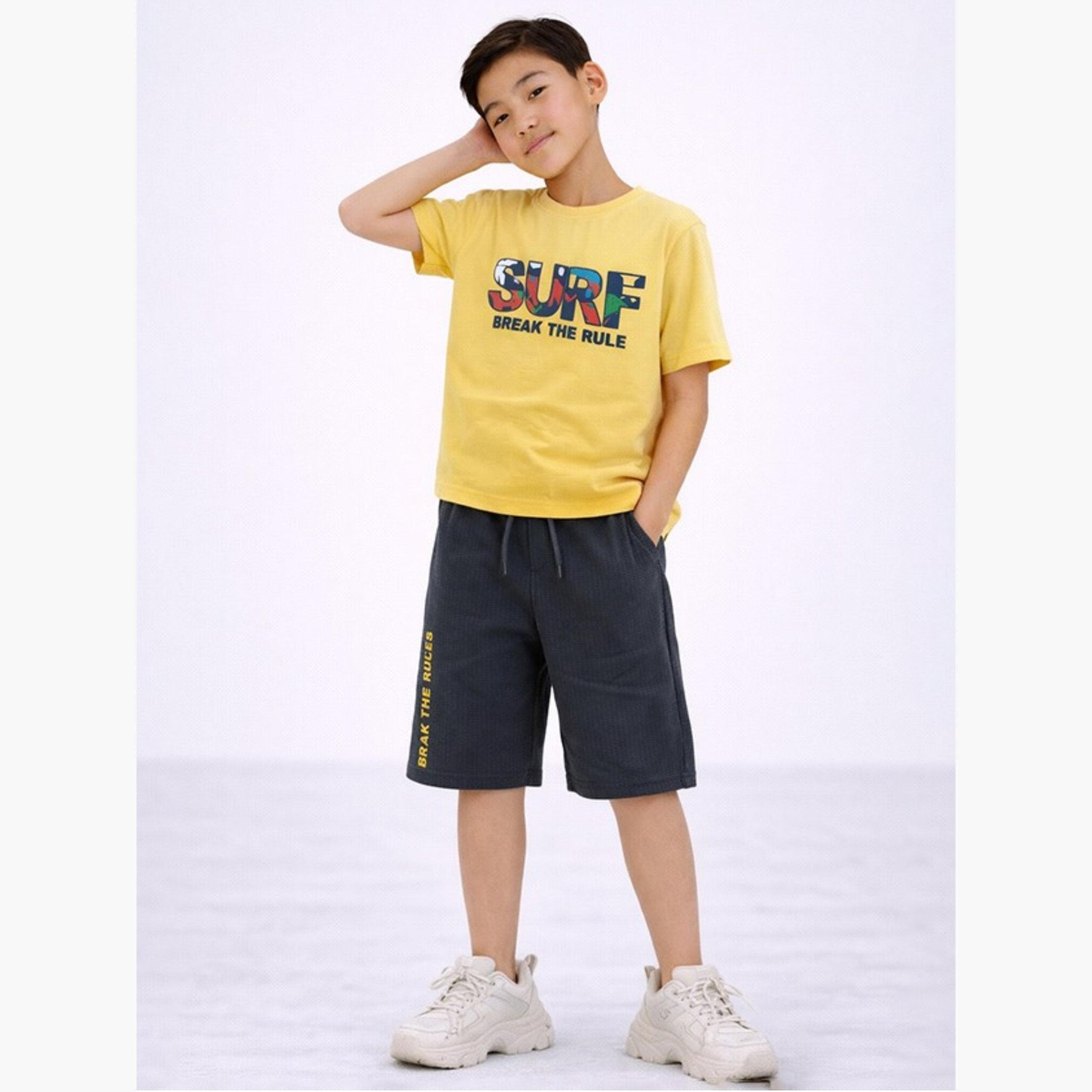 مجموعة من شورت برمودا وتيشيرت بطبعة كتابة-boys-clothing-setsandcoords-image-2