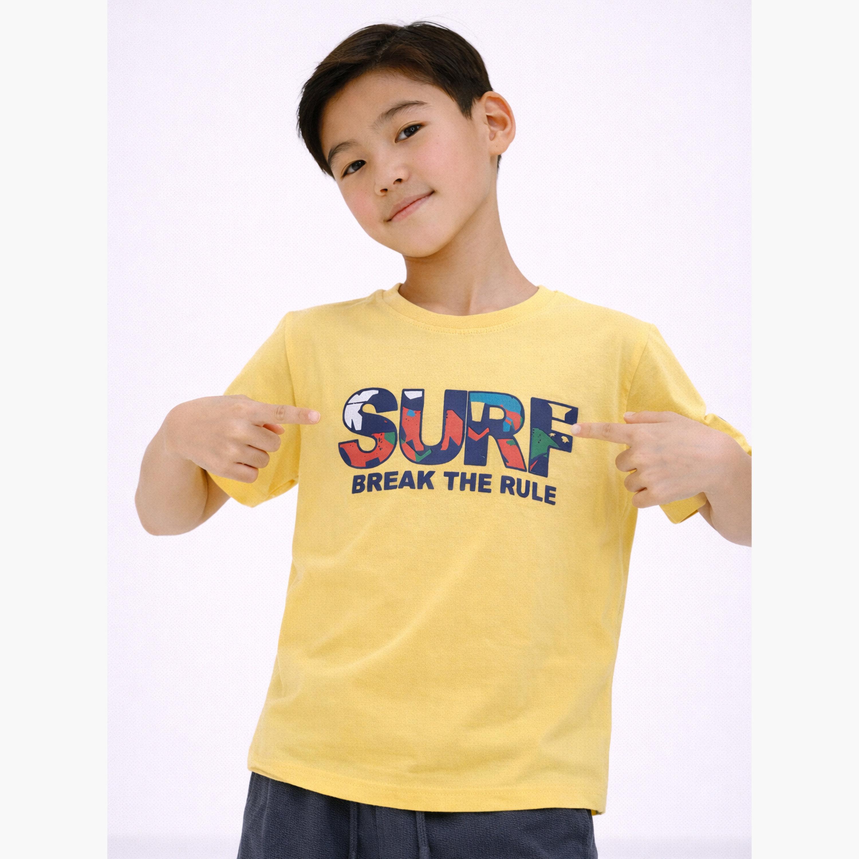 مجموعة من شورت برمودا وتيشيرت بطبعة كتابة-boys-clothing-setsandcoords-image-3