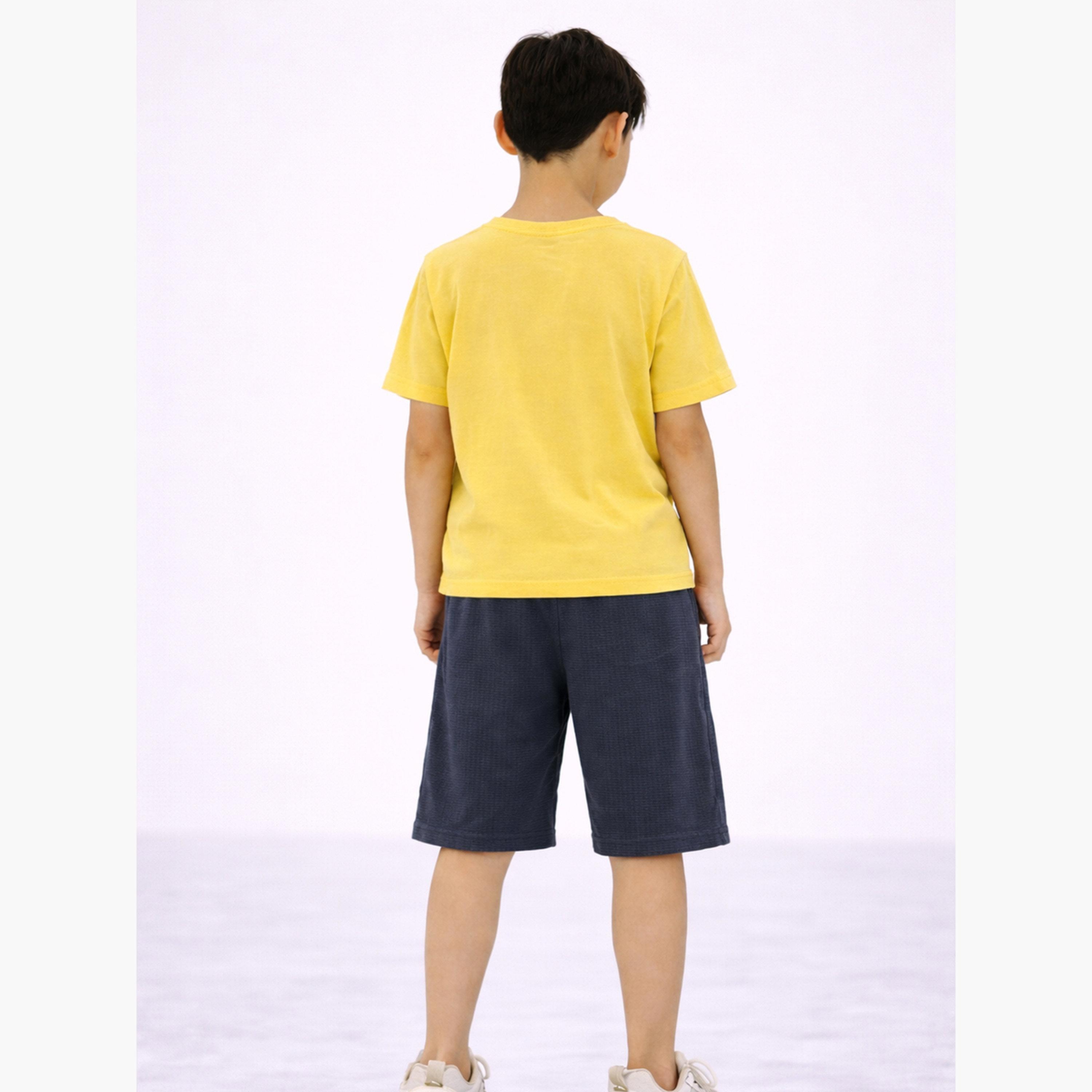 مجموعة من شورت برمودا وتيشيرت بطبعة كتابة-boys-clothing-setsandcoords-image-4