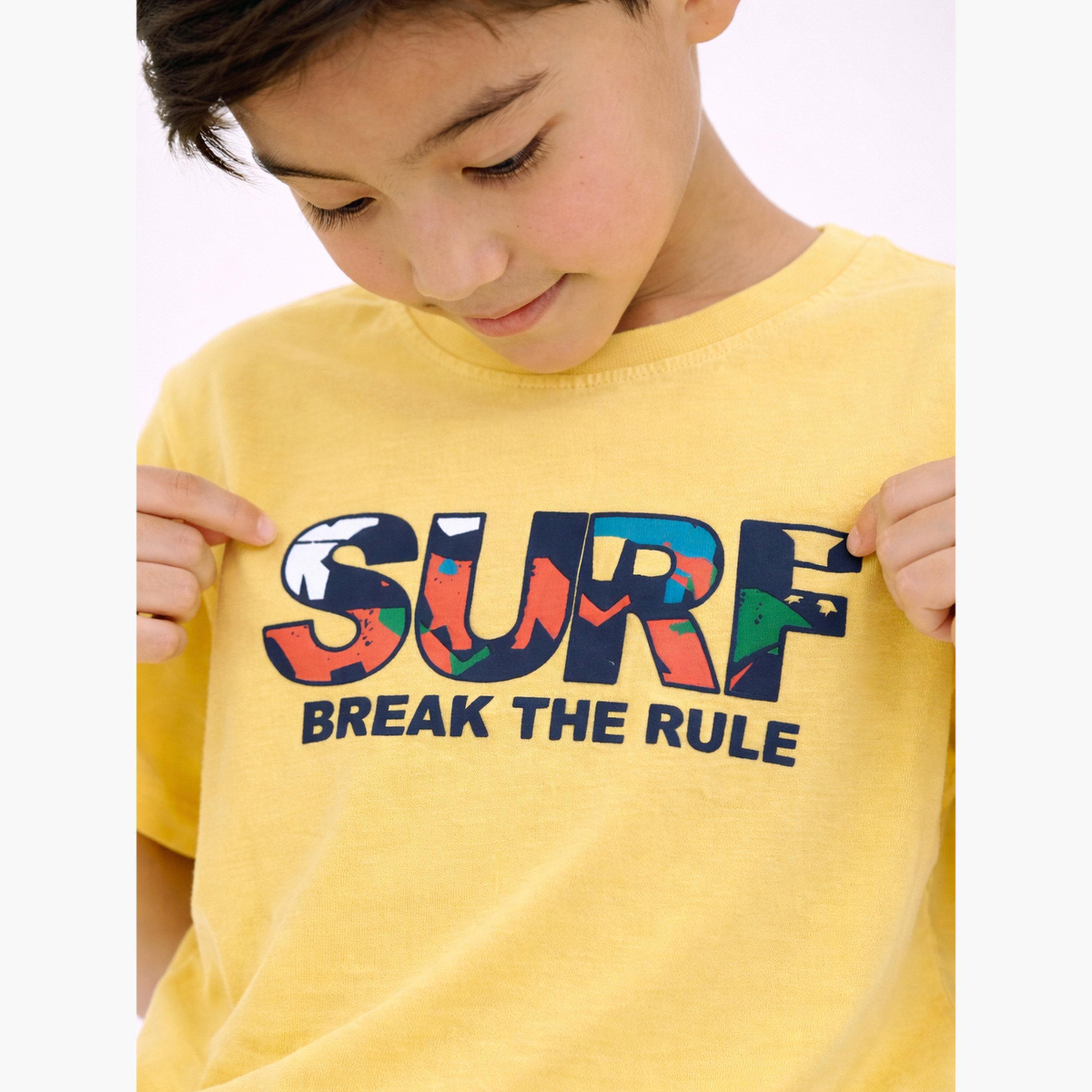 مجموعة من شورت برمودا وتيشيرت بطبعة كتابة-boys-clothing-setsandcoords-image-5