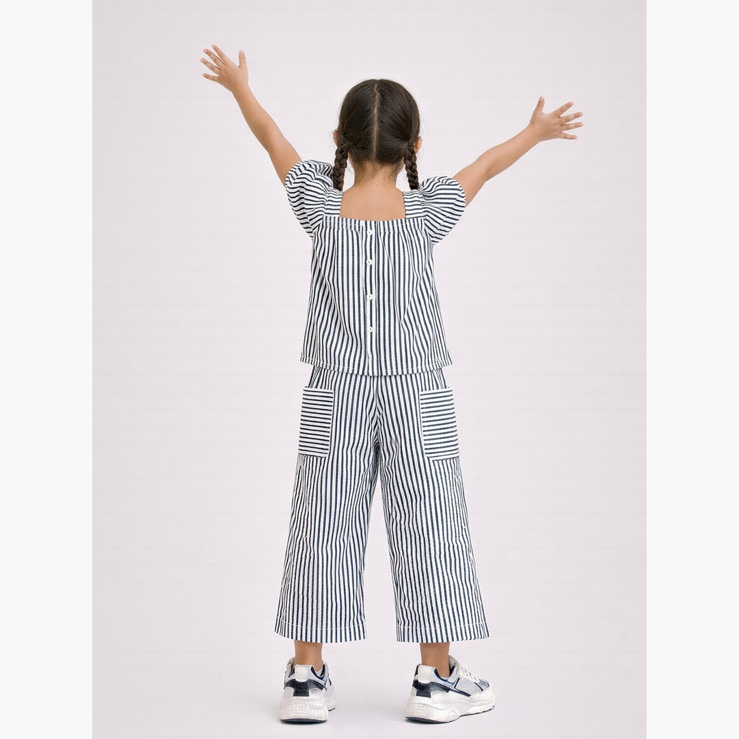 مجموعة من بنطال بأرجل واسعة وبلوزة بأكمام منفوخة ومخططة-girls-clothing-setsandcoords-image-5