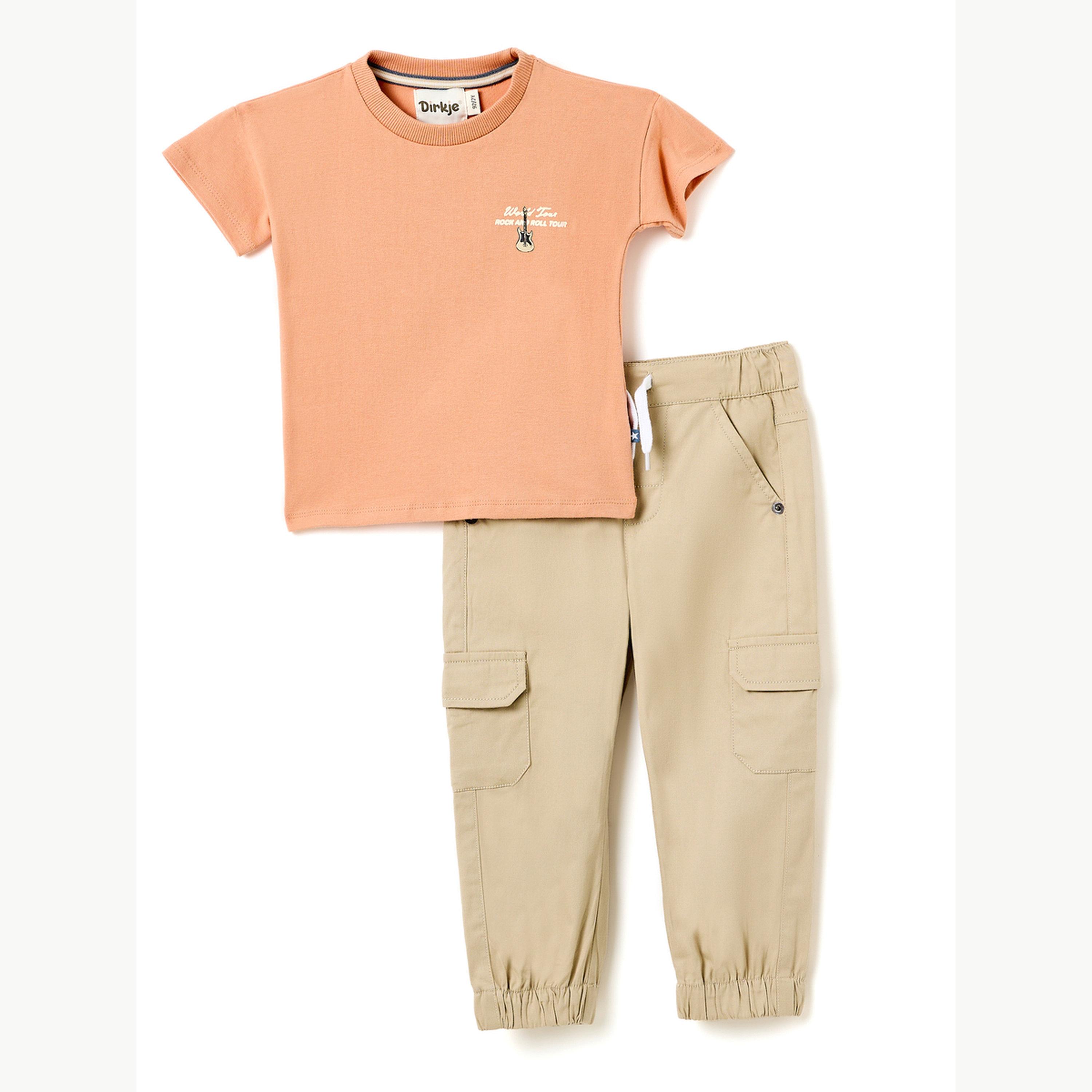 مجموعة من جوغر بجيوب كارجو وتيشيرت بطبعة جرافيك للأولاد-boys-clothing-setsandcoords-image-1