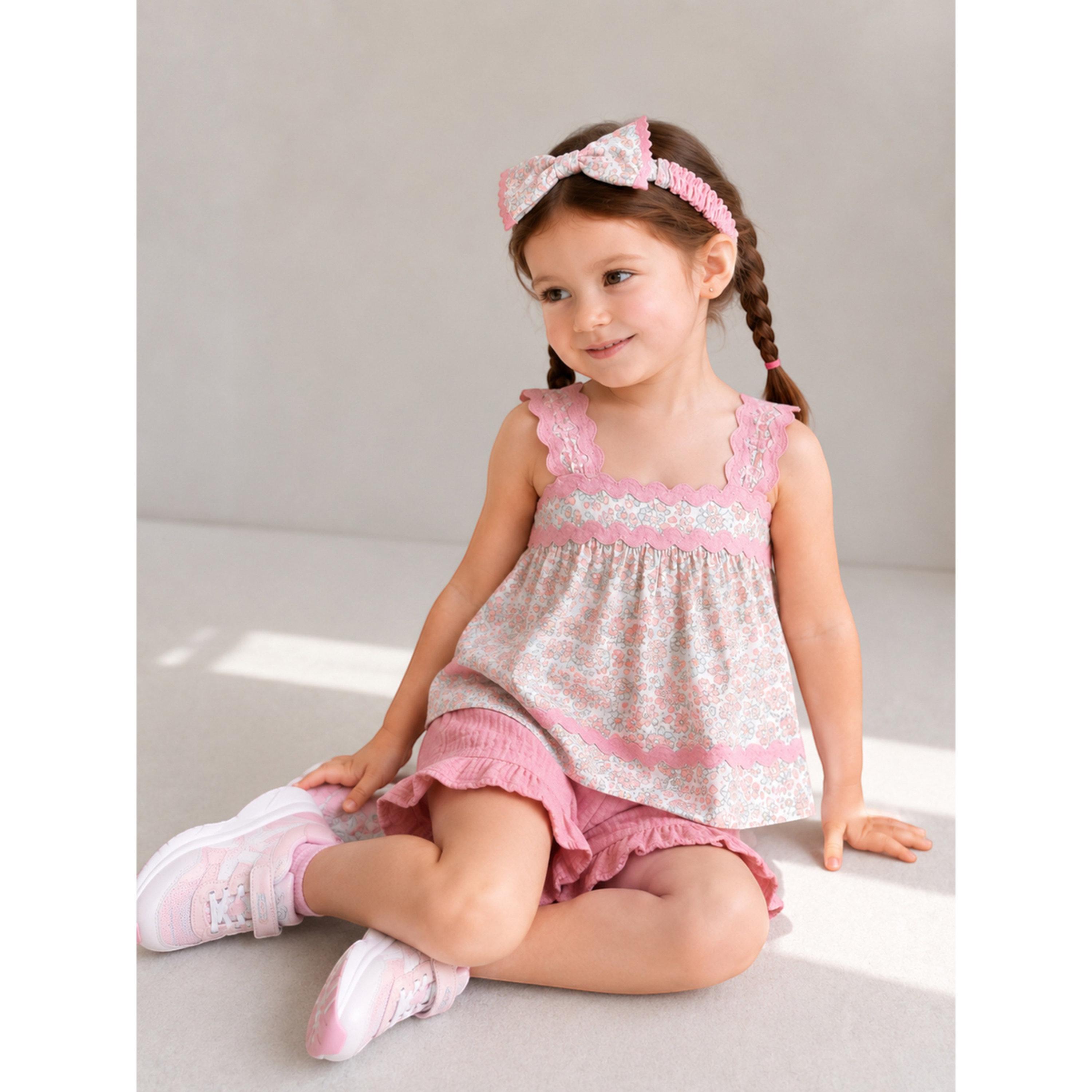 مجموعة من شورت وبلوزة قطن بدون أكمام وشريط رأس ونظارة للبنات 4 قطع-girls-clothing-setsandcoords-image-4