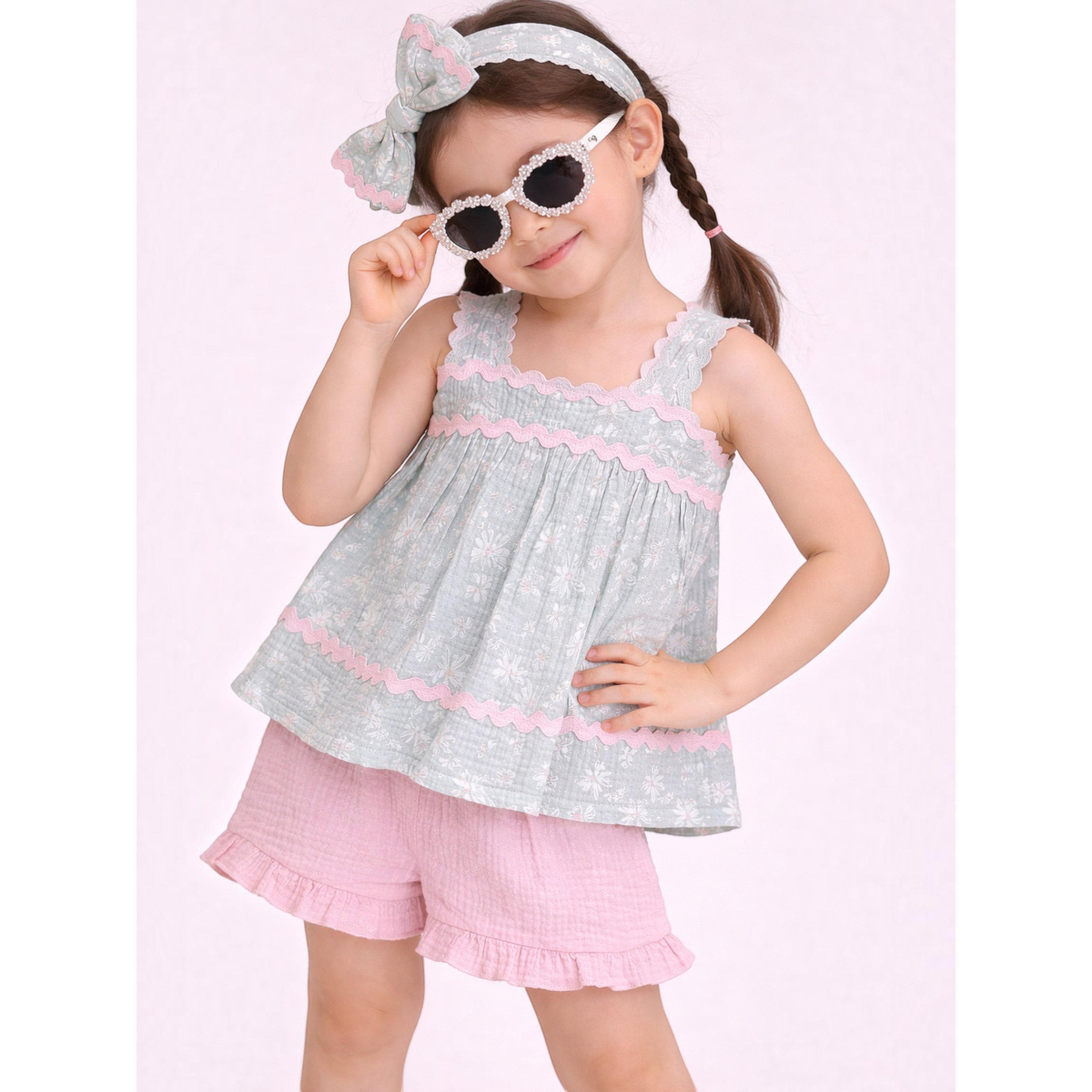 مجموعة من شورت وبلوزة قطن بدون أكمام وشريط رأس ونظارة للبنات 4 قطع-girls-clothing-setsandcoords-image-1
