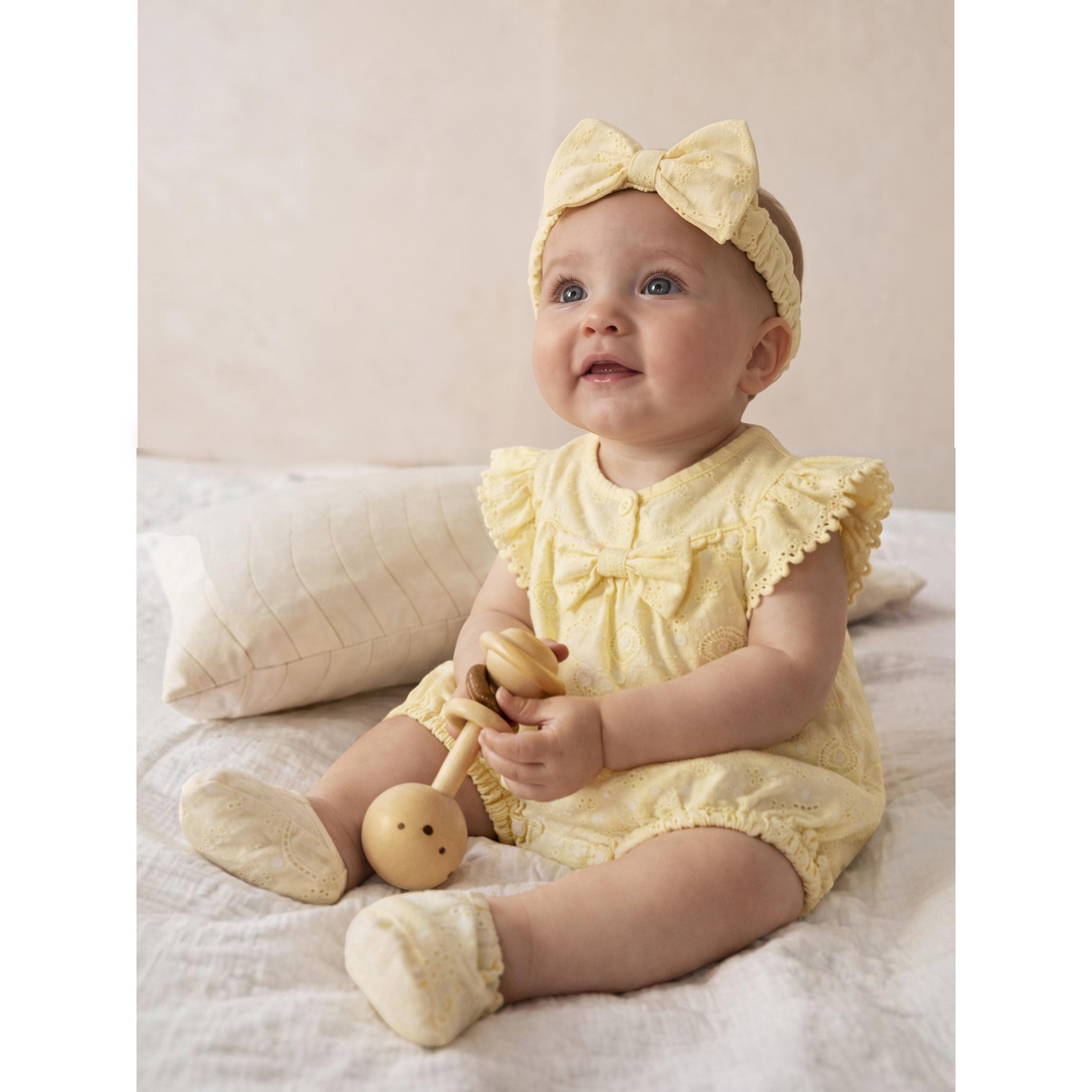 مجموعة من رومبير بتطريز مفرغ وشريط رأس وجوارب للرضع 3 قطع-girls-clothing-setsandcoords-image-2