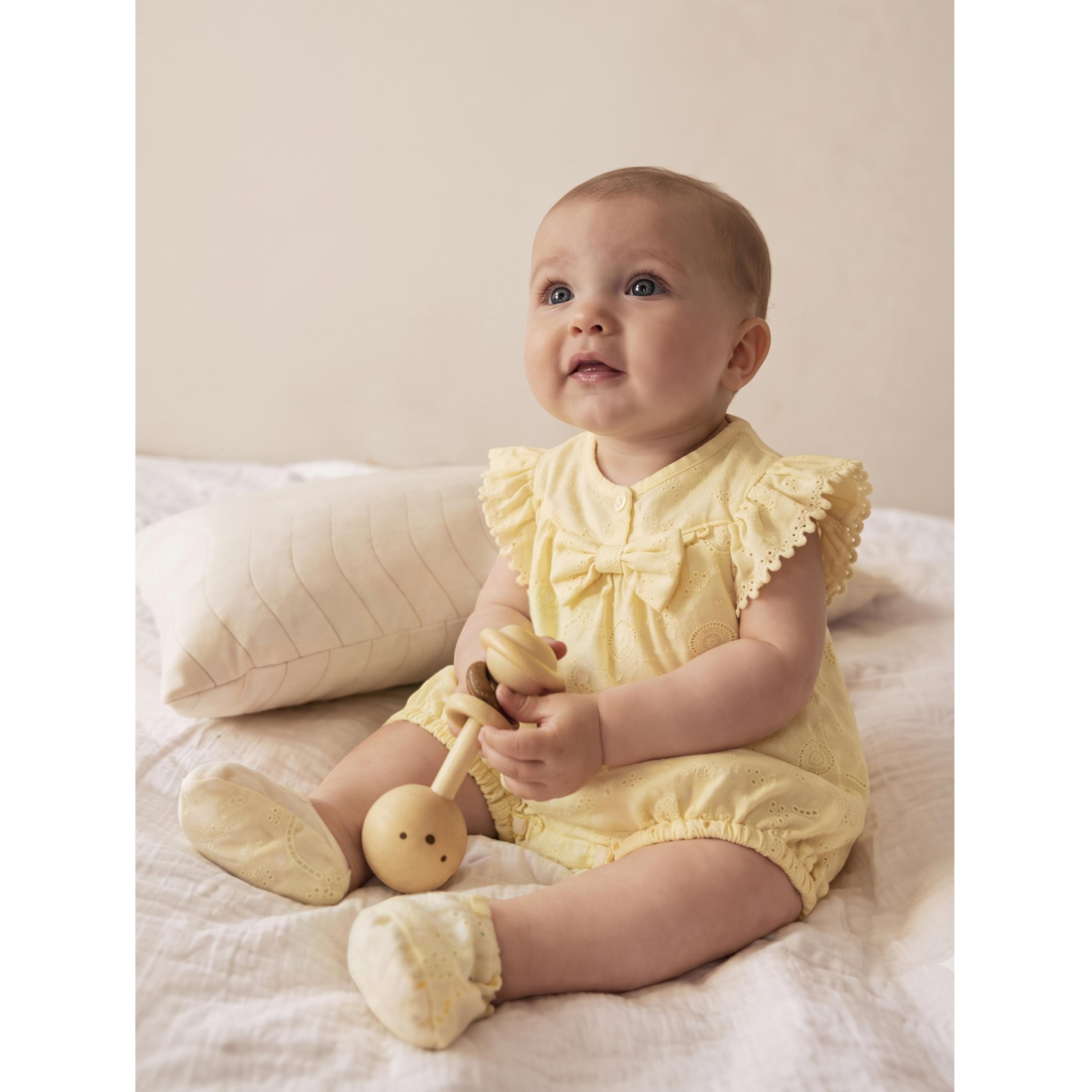 مجموعة من رومبير بتطريز مفرغ وشريط رأس وجوارب للرضع 3 قطع-girls-clothing-setsandcoords-image-4
