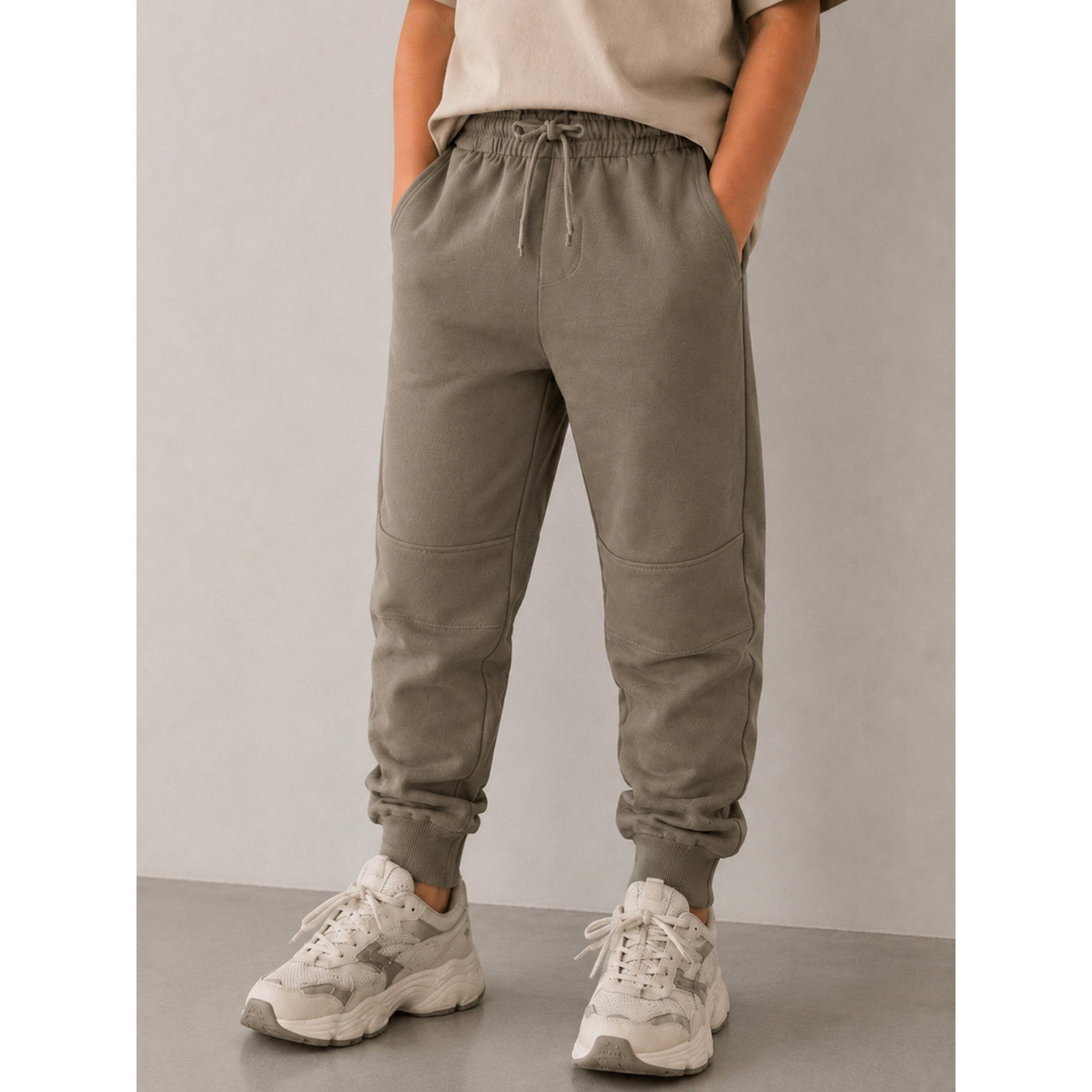 جوغر بقصة مريحة ورباط للأولاد باللون الزيتي-boys-clothing-bottoms-joggersandtrackpants-image-1