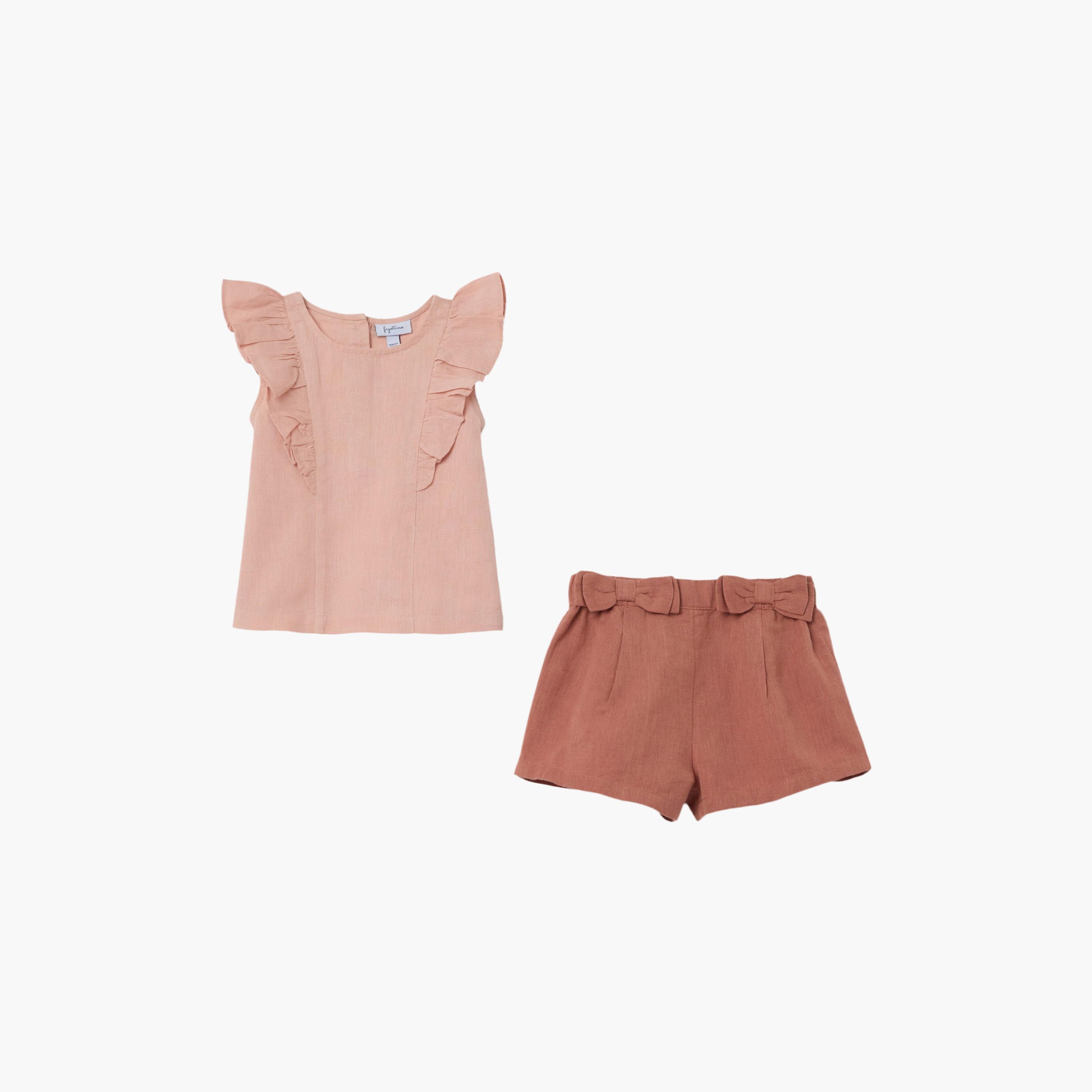 طقم بلوزة بأكمام "رافلد" وشورت بفيونكة من اوه في اس-baby-girls-clothing-setsandcoords-image-1