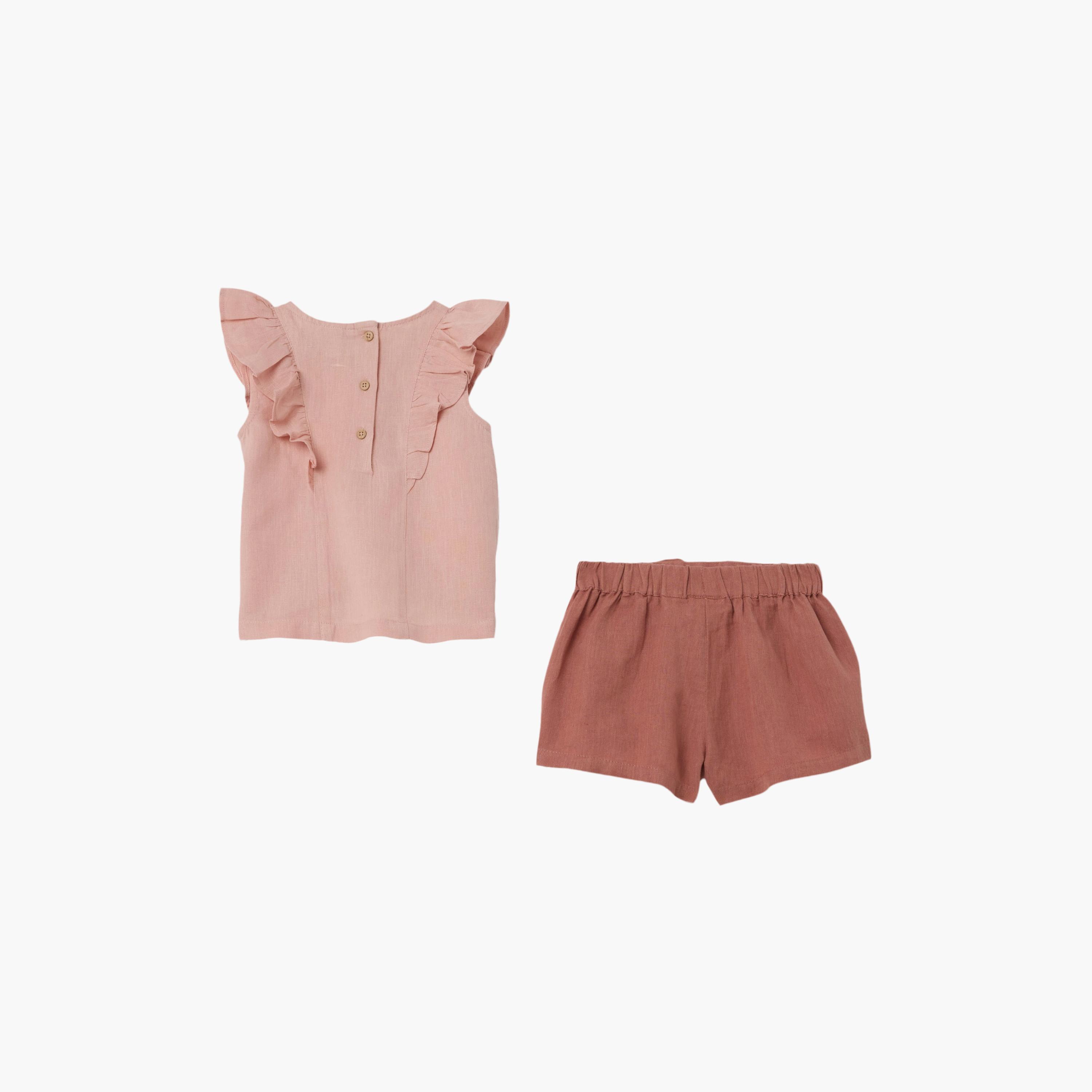 طقم بلوزة بأكمام "رافلد" وشورت بفيونكة من اوه في اس-baby-girls-clothing-setsandcoords-image-2
