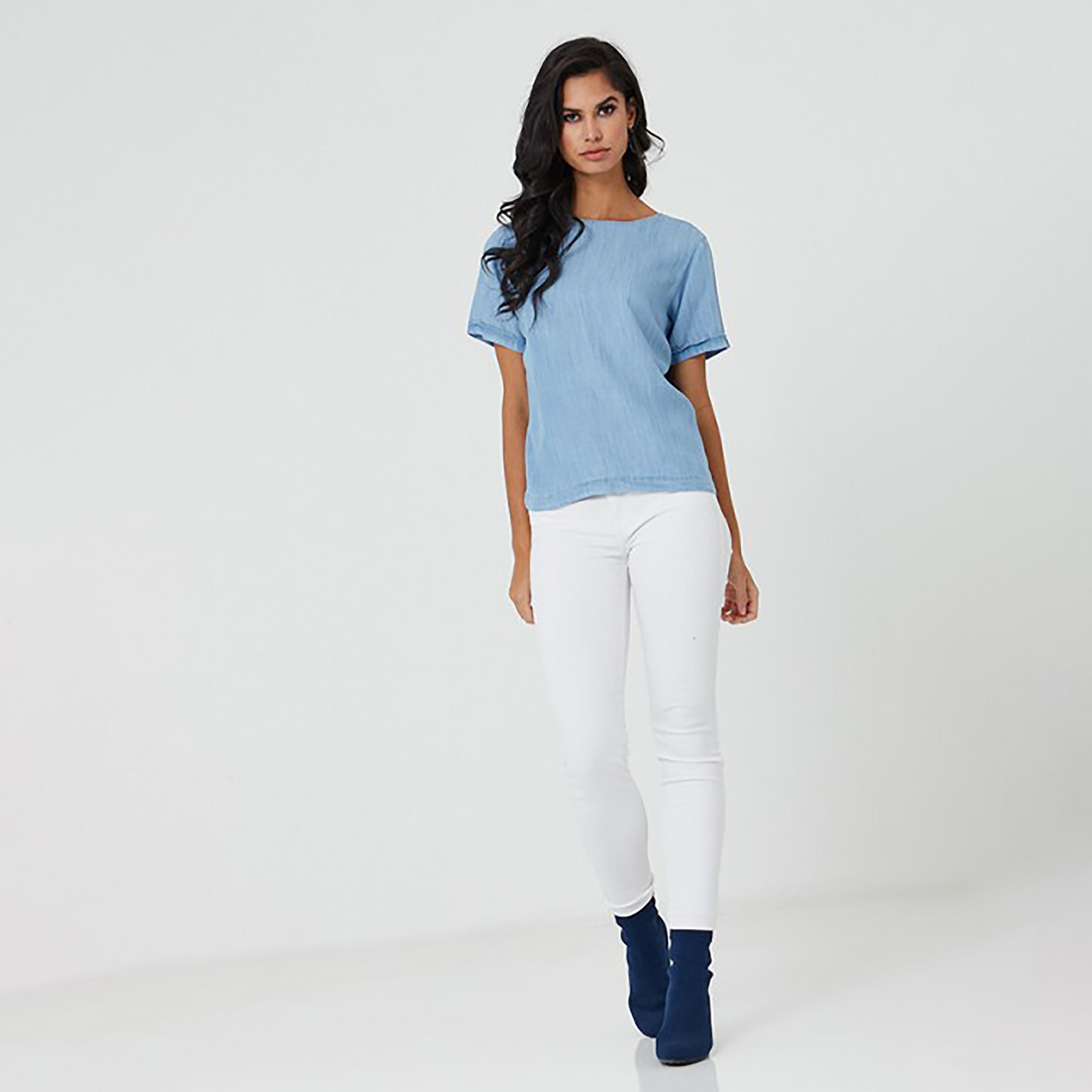 توب بأكمام قصيرة ورقبة قارب سادة  من ليفايز-women-clothing-shirtsandblouses-blouses-image-2