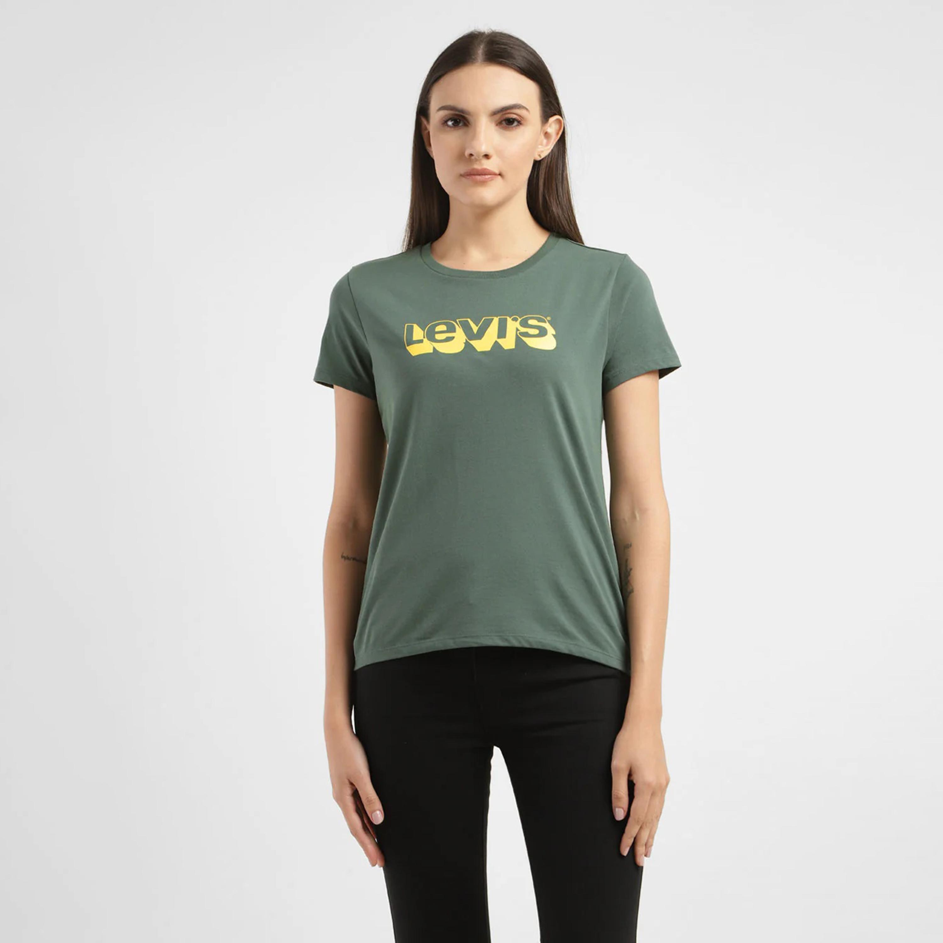 ليفايز- تي شيرت للنساء بأكمام قصيرة ورقبة دائرية وشعار-women-clothing-tshirts-image-1
