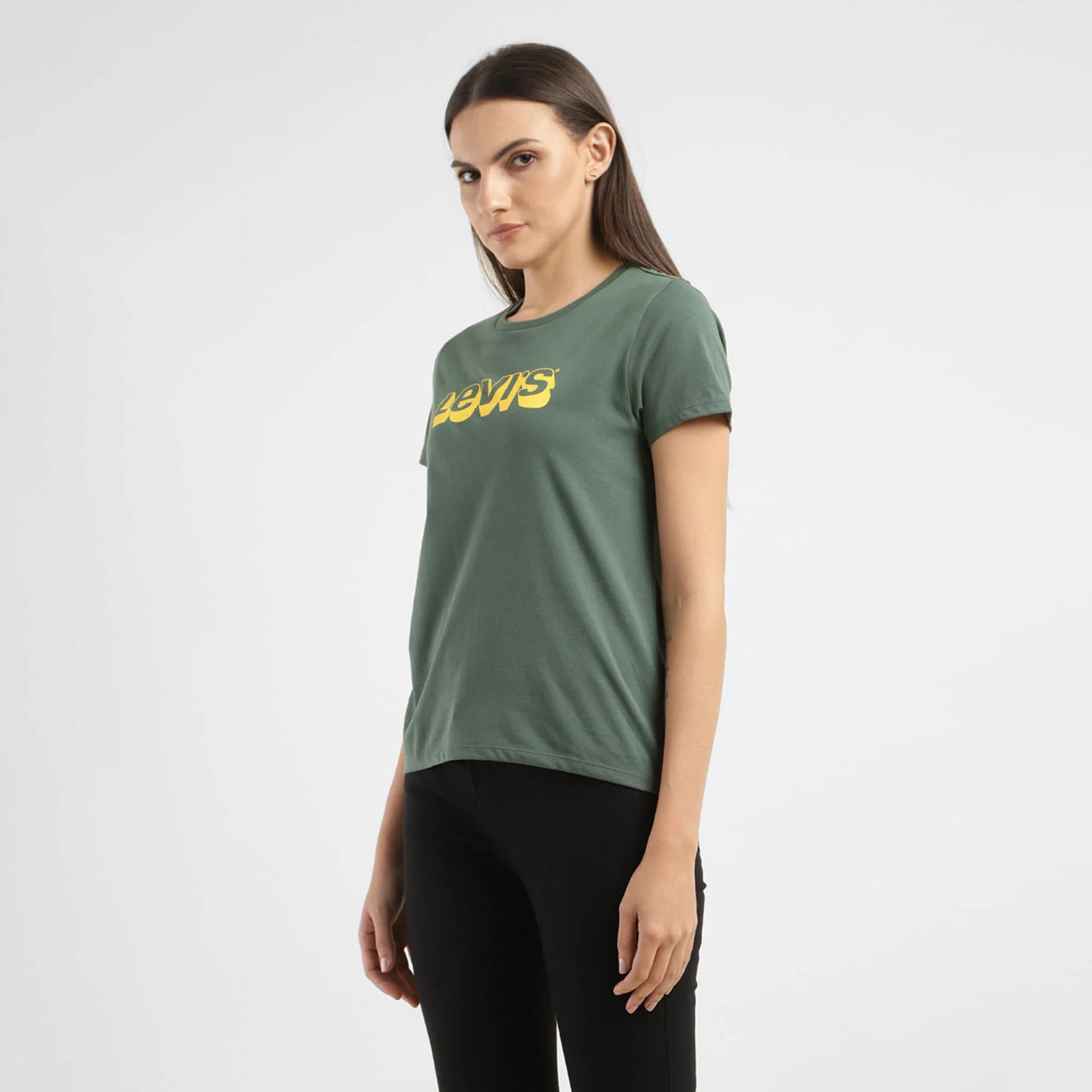 ليفايز- تي شيرت للنساء بأكمام قصيرة ورقبة دائرية وشعار-women-clothing-tshirts-image-3