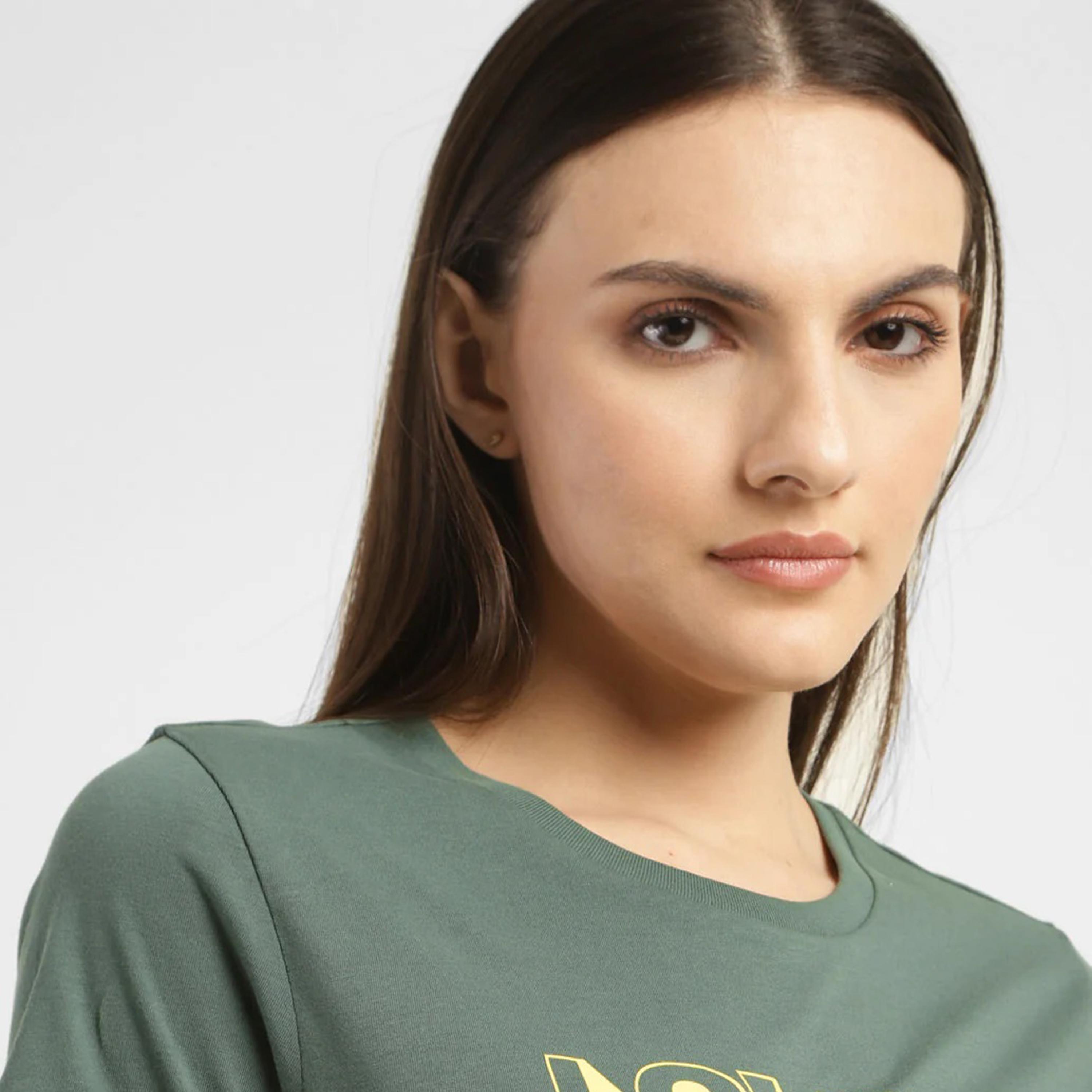 ليفايز- تي شيرت للنساء بأكمام قصيرة ورقبة دائرية وشعار-women-clothing-tshirts-image-5