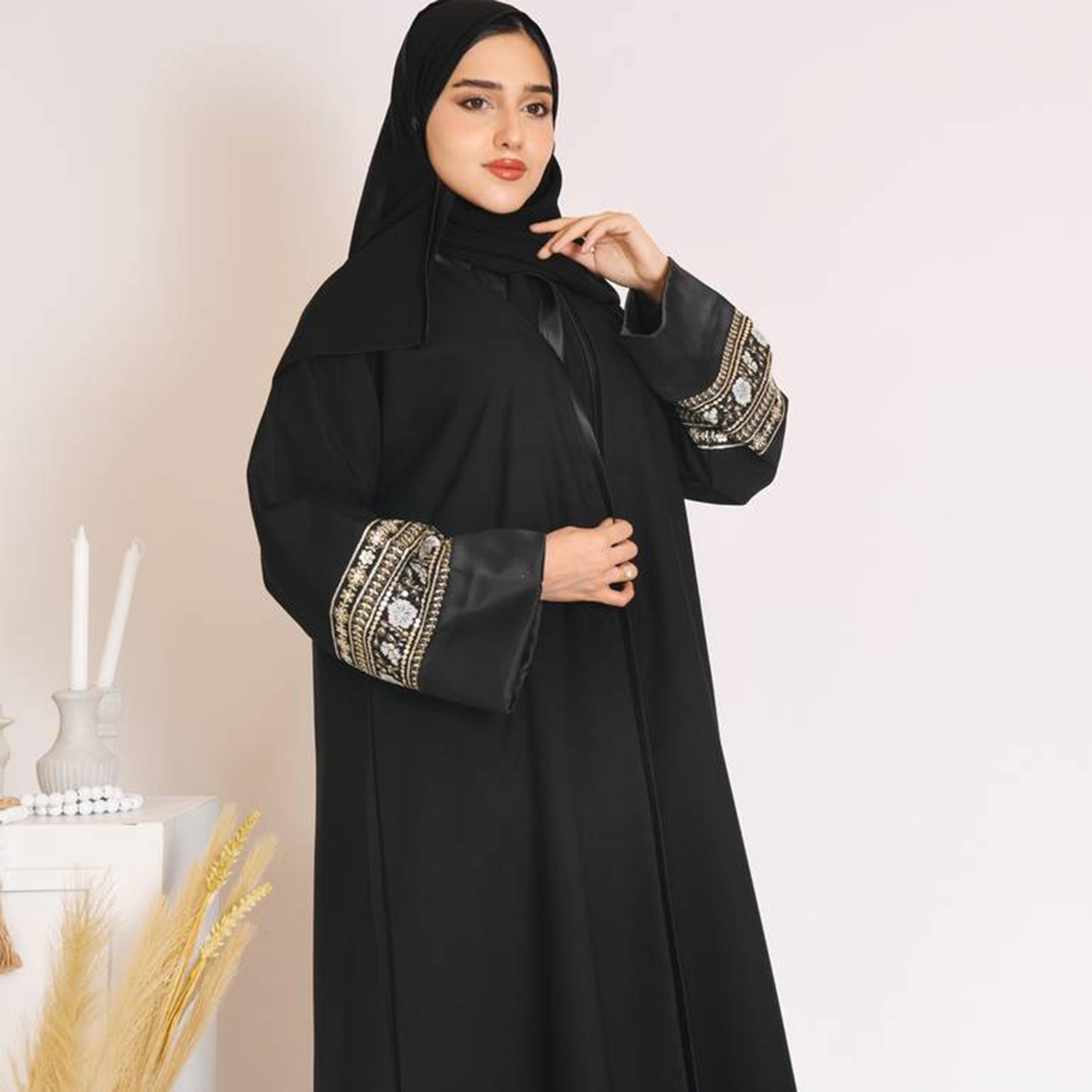 عباية حوراء سوداء من الكتان بأكمام واسعة وأطراف مطرزة للنساء مع طرحة-women-arabicclothing-abayas-image-2