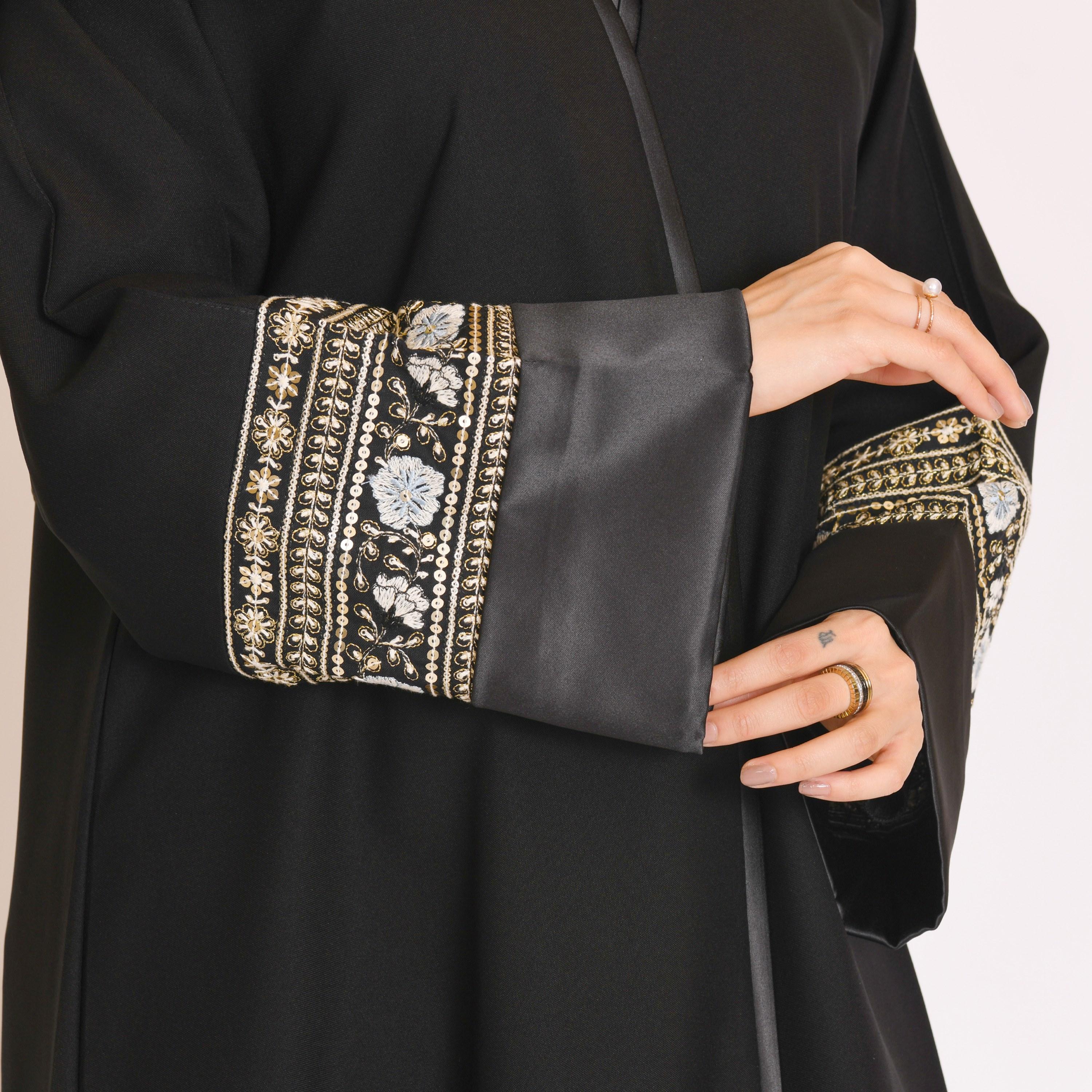 عباية حوراء سوداء من الكتان بأكمام واسعة وأطراف مطرزة للنساء مع طرحة-women-arabicclothing-abayas-image-4