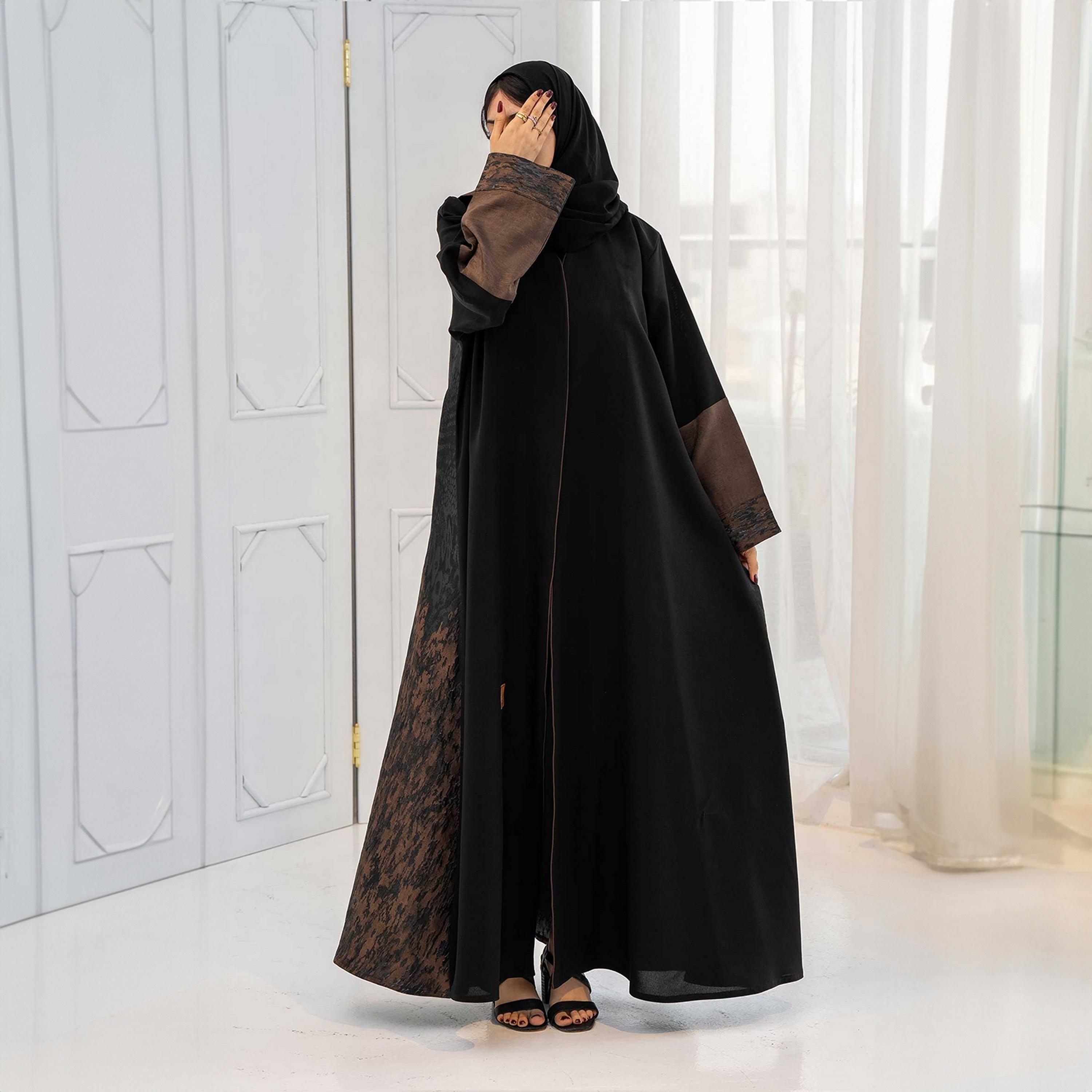 عباية نسائية باللونين الأسود والبني من قماش الجاكار مع حجاب من زاهيه-women-arabicclothing-abayas-image-3