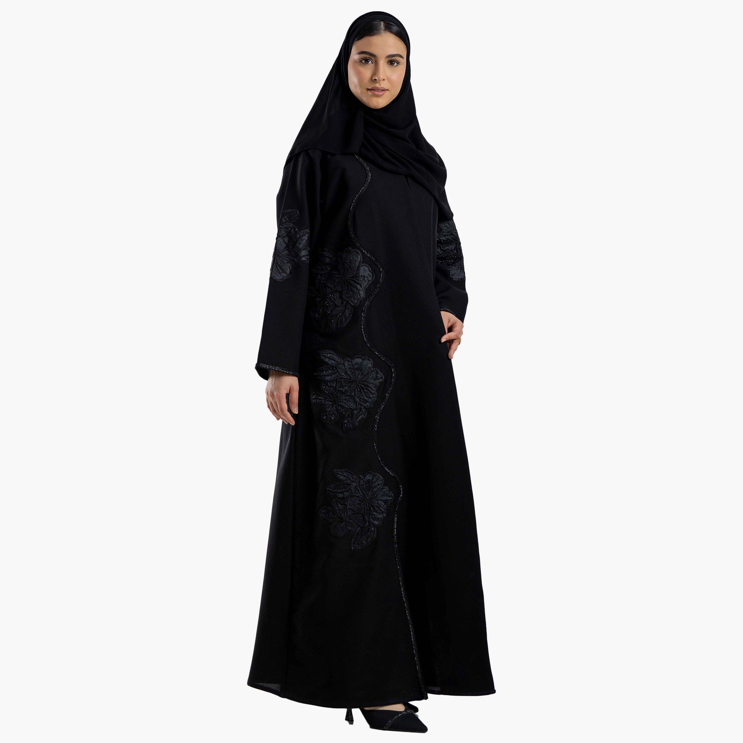 عباية نسائية سوداء مطرزة ومزينة بالورود مع حجاب من زاهيه-women-arabicclothing-abayas-image-1