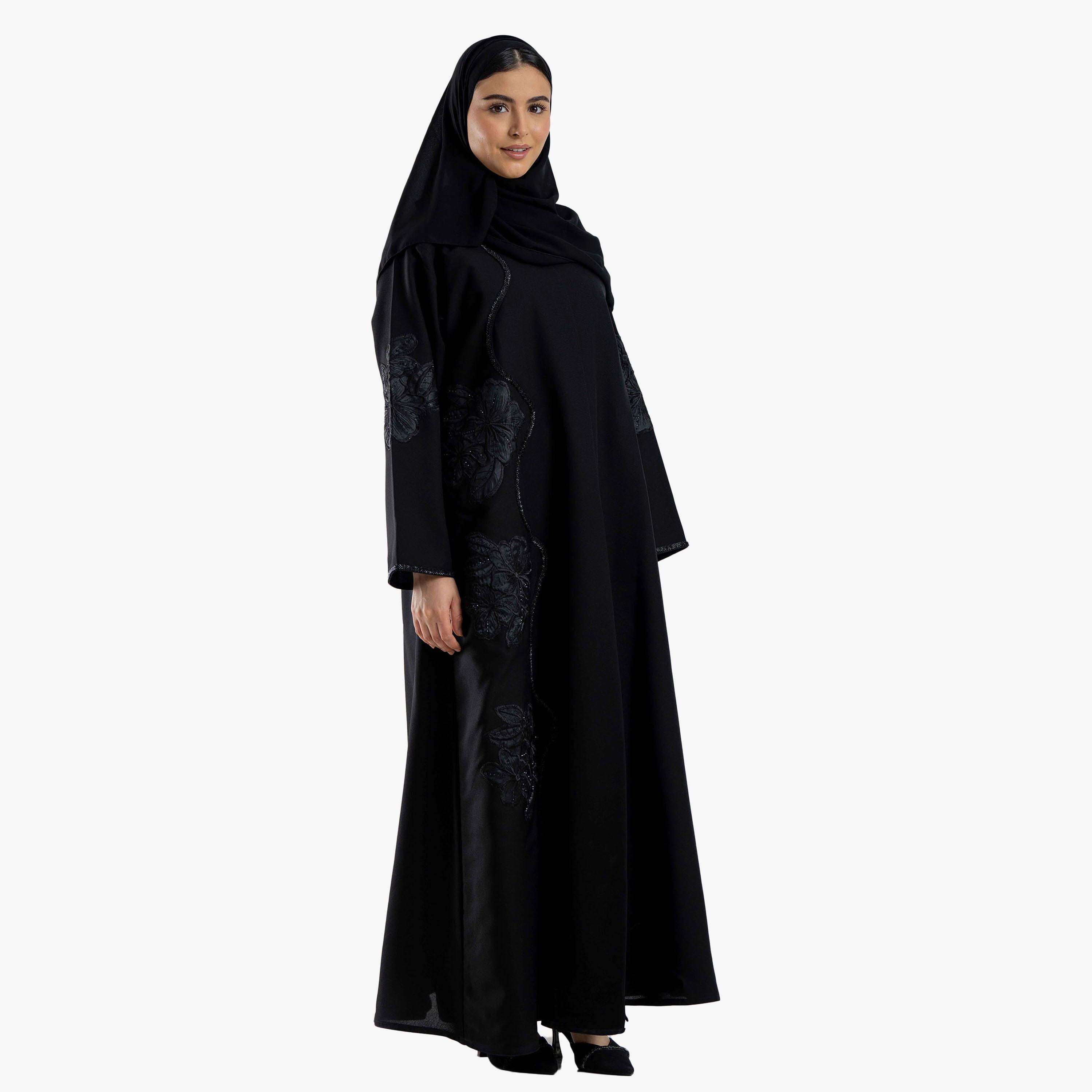 عباية نسائية سوداء مطرزة ومزينة بالورود مع حجاب من زاهيه-women-arabicclothing-abayas-image-2