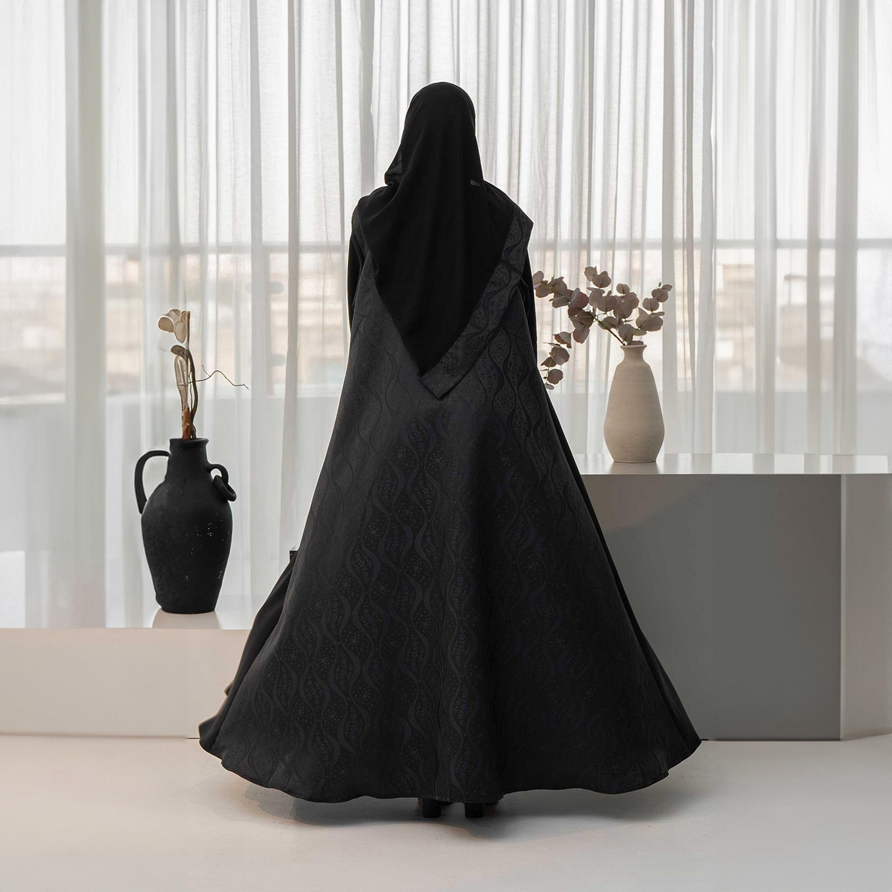 عباية نسائية سوداء بأكمام متباينة من قماش الجاكار مع حجاب من زاهيه-women-arabicclothing-abayas-image-4