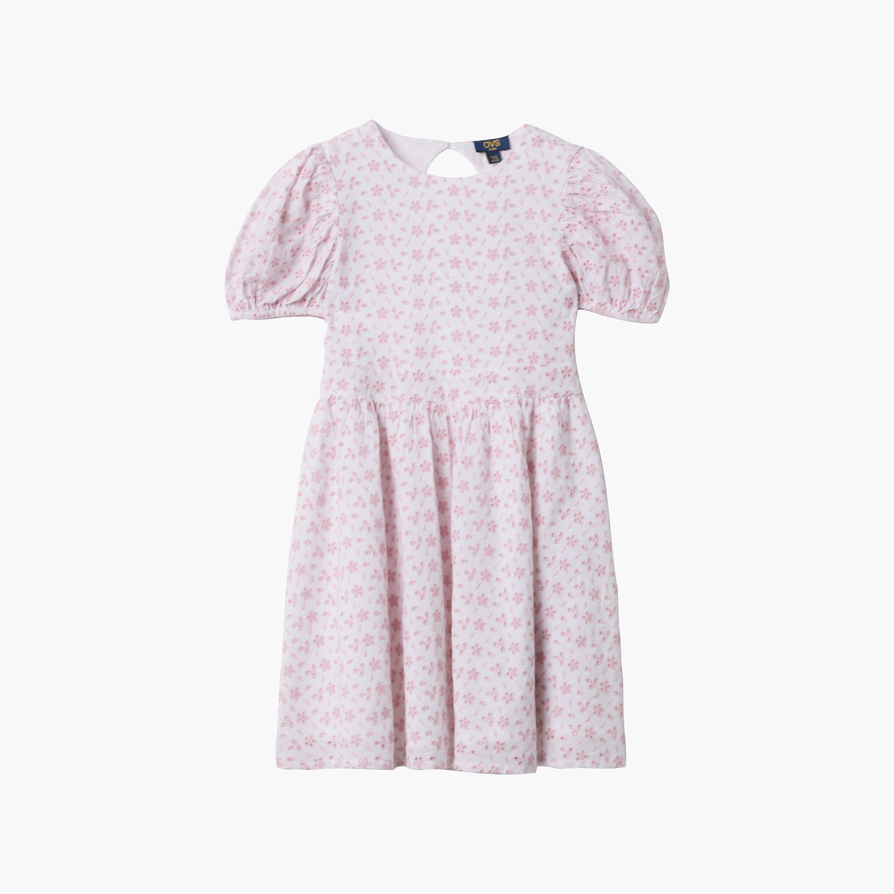 فستان قطن بأكمام قصيرة منتفخة وتطريز إنجليزي (برودري أنجليز) من أوه في إس-girls-clothing-dressesandjumpsuits-image-1