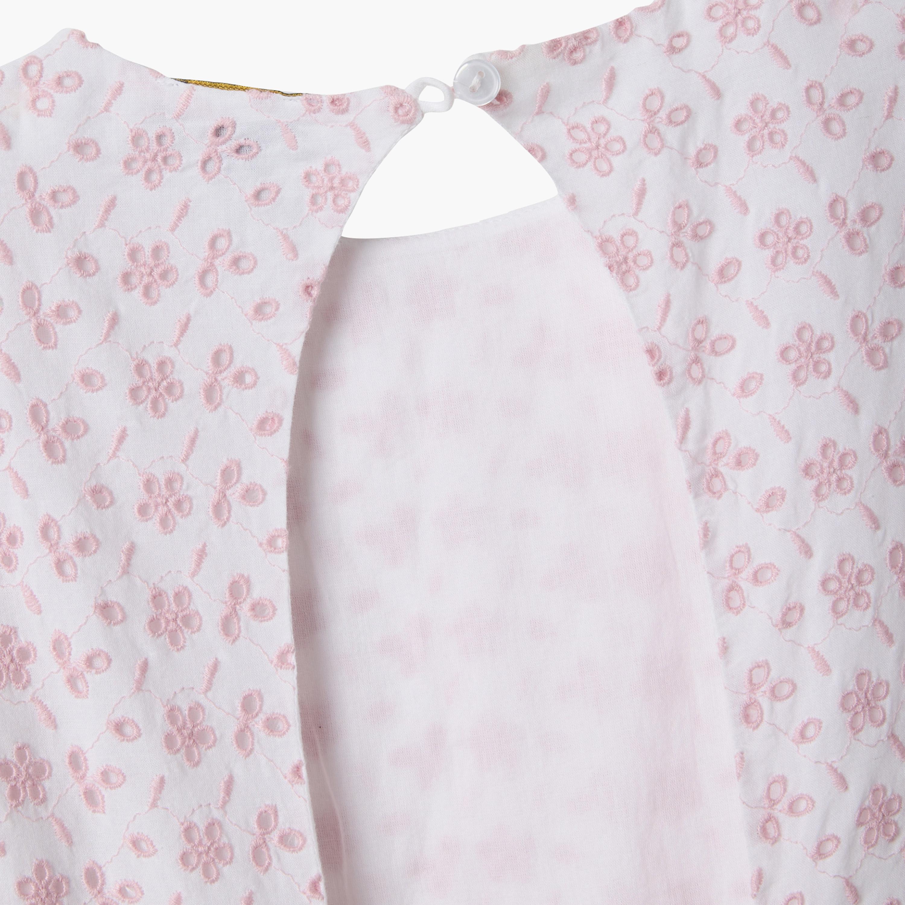 فستان قطن بأكمام قصيرة منتفخة وتطريز إنجليزي (برودري أنجليز) من أوه في إس-girls-clothing-dressesandjumpsuits-image-3