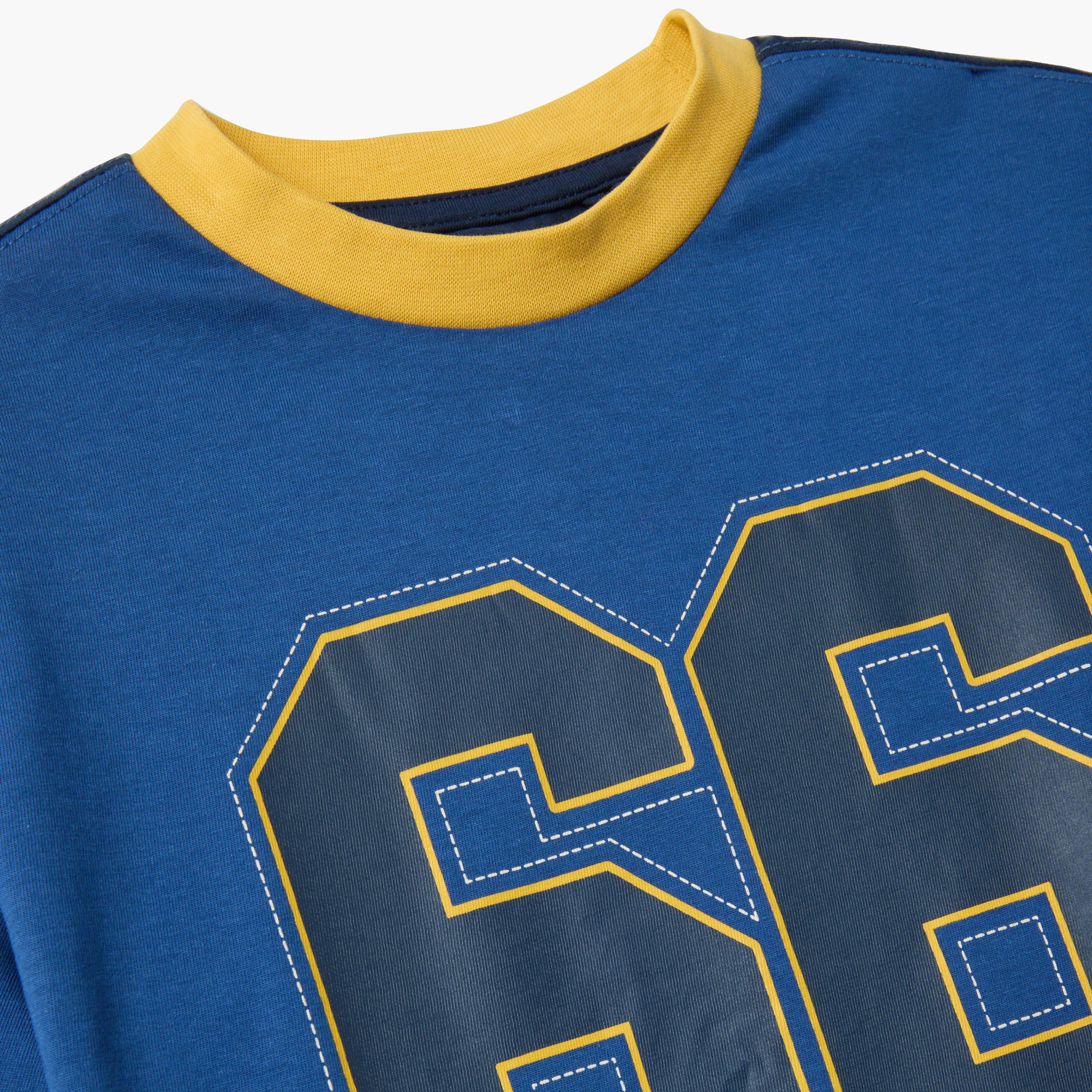 طقم تي شيرت بأكمام قصيرة وطبعة جرافيك مع شورت من أو في إس-boys-clothing-setsandcoords-image-4