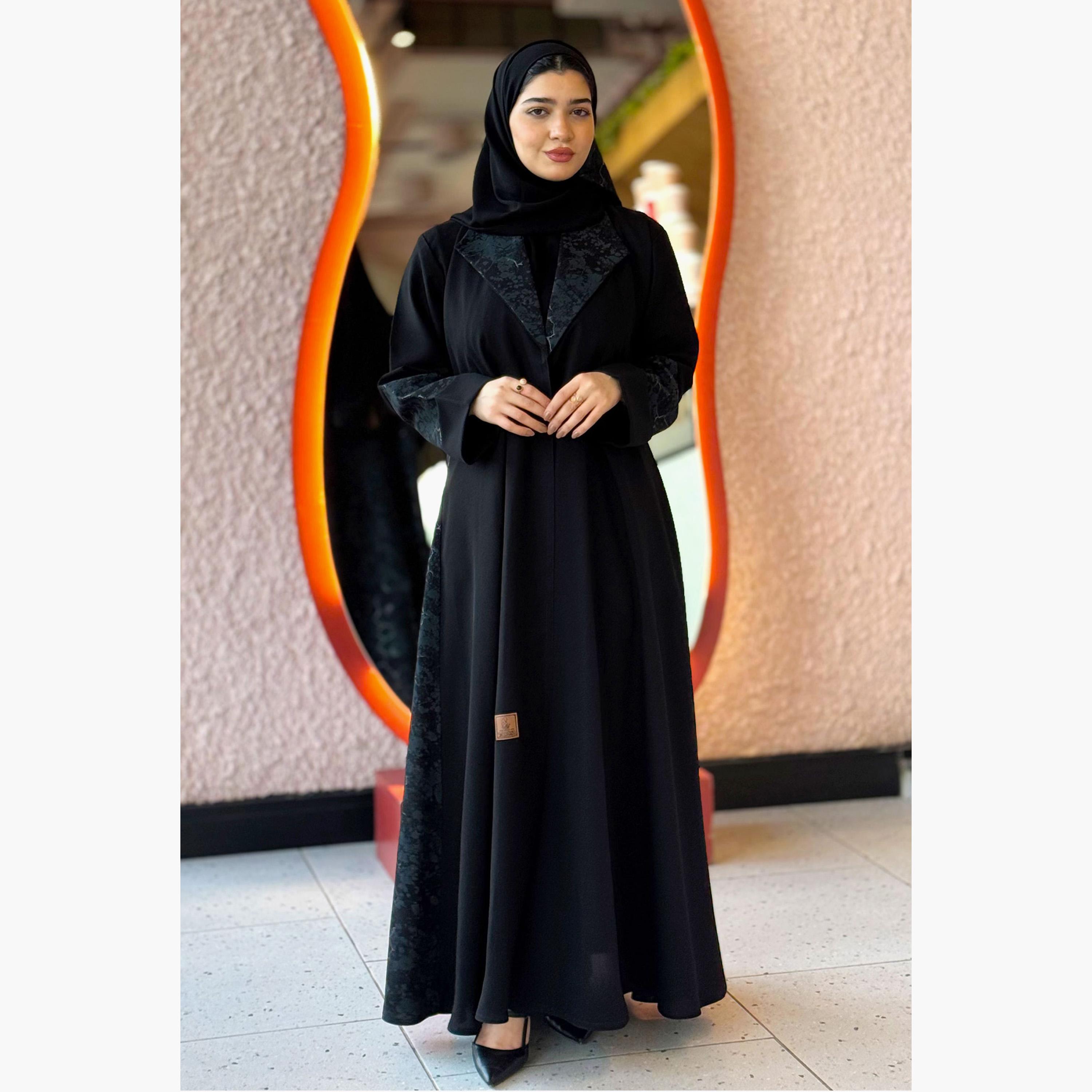 عباية نسائية بنمط معطف وياقة مطبوعة بنقشة تجريدية وبأكمام بلونين مع طرحة من زاهية-women-arabicclothing-abayas-image-1