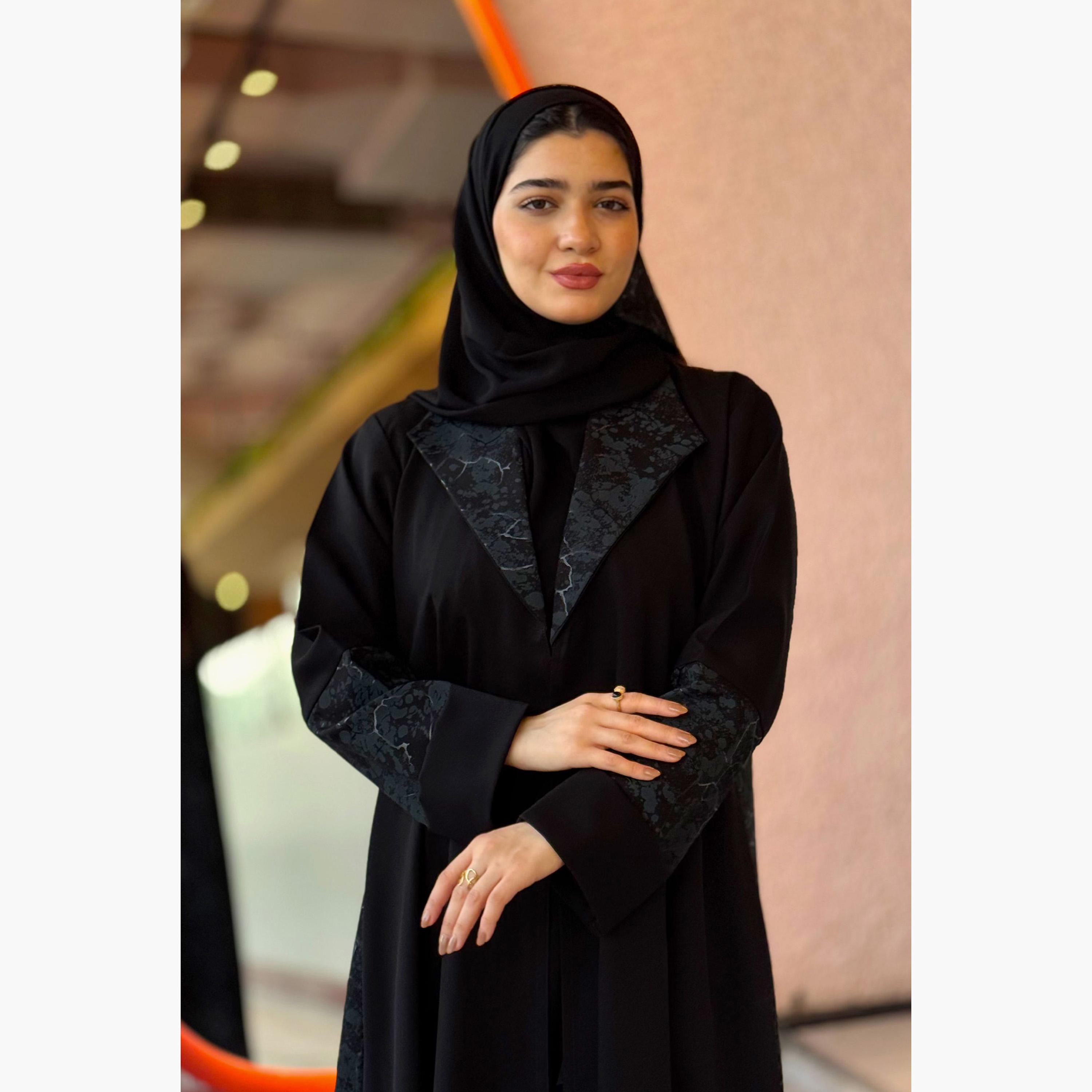 عباية نسائية بنمط معطف وياقة مطبوعة بنقشة تجريدية وبأكمام بلونين مع طرحة من زاهية-women-arabicclothing-abayas-image-2
