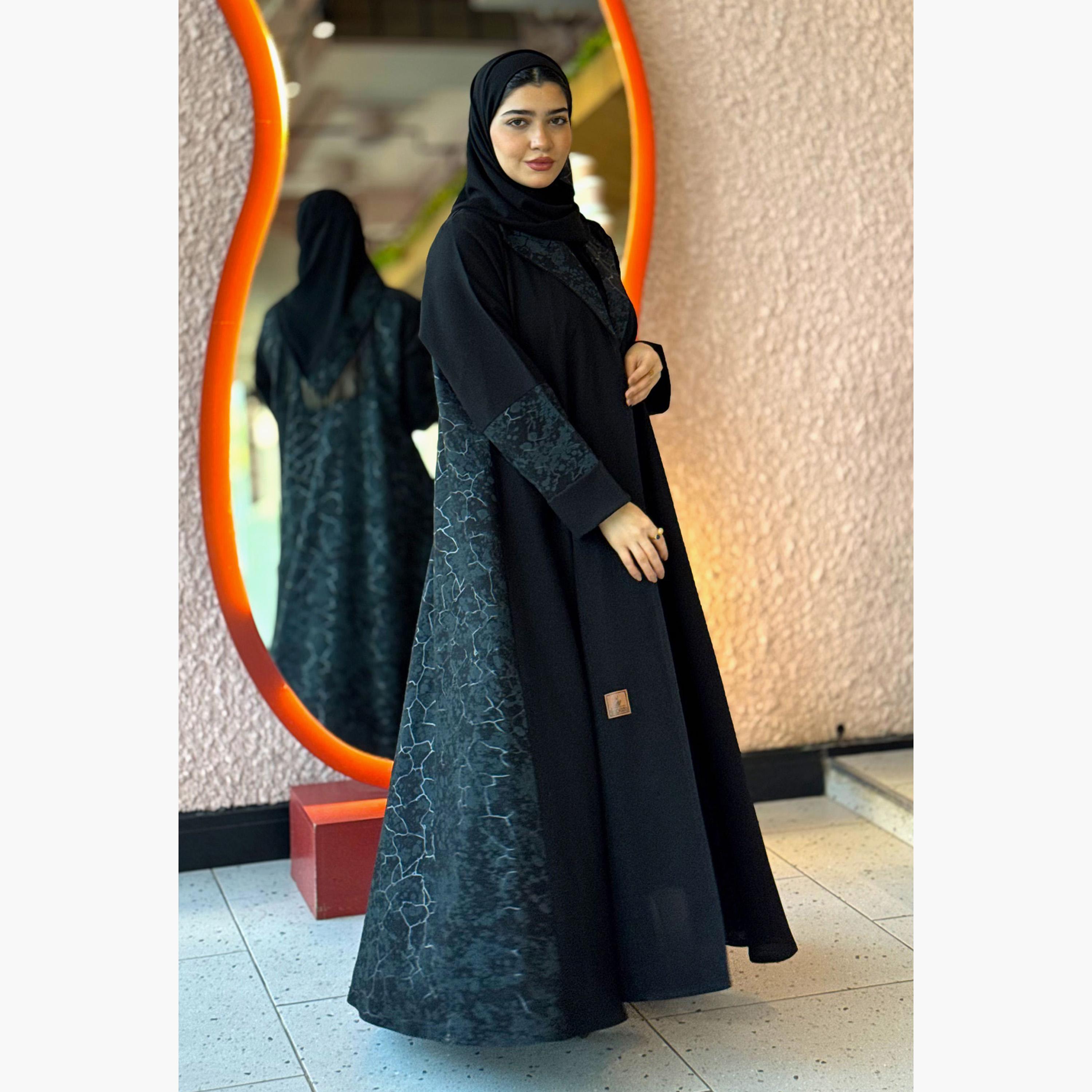عباية نسائية بنمط معطف وياقة مطبوعة بنقشة تجريدية وبأكمام بلونين مع طرحة من زاهية-women-arabicclothing-abayas-image-3