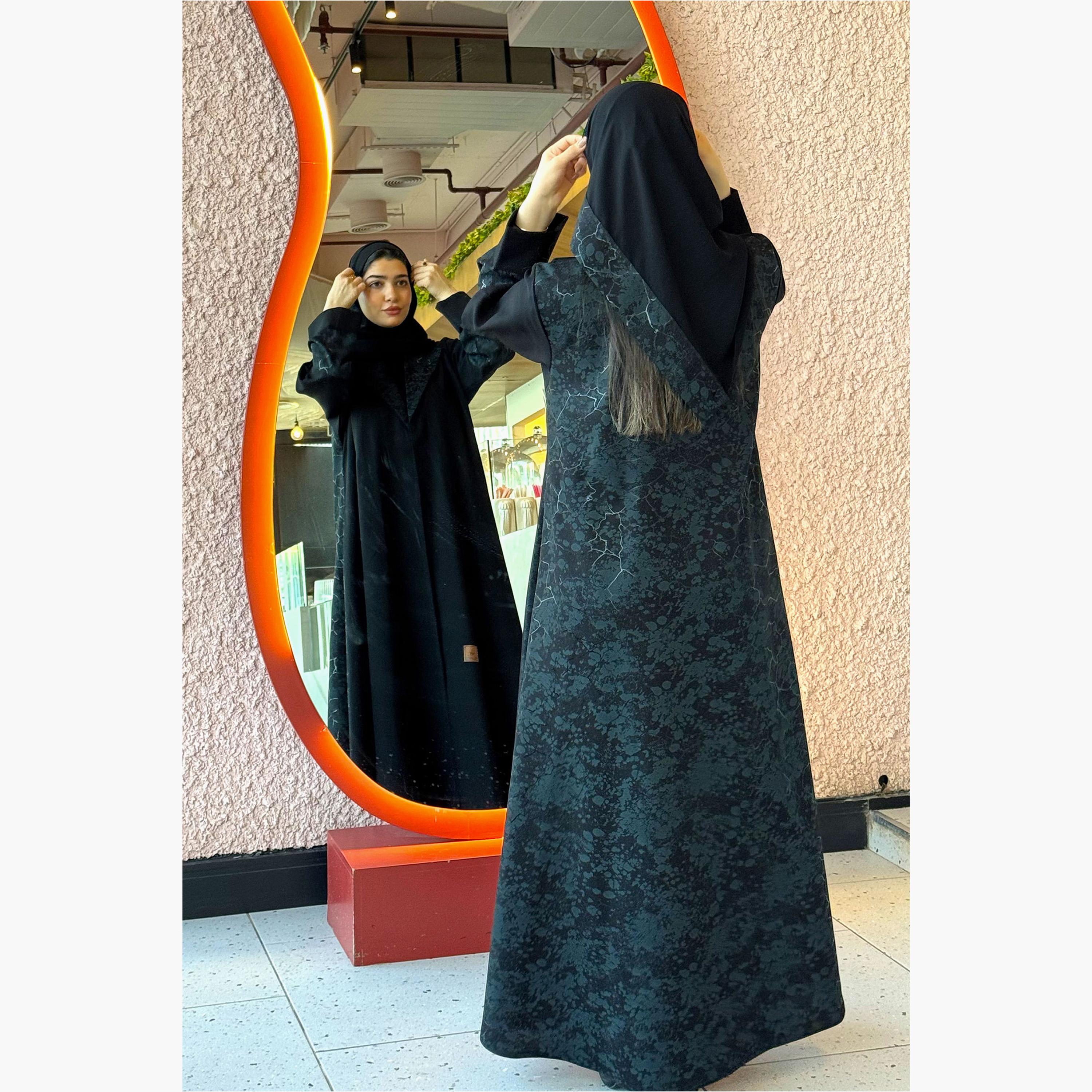 عباية نسائية بنمط معطف وياقة مطبوعة بنقشة تجريدية وبأكمام بلونين مع طرحة من زاهية-women-arabicclothing-abayas-image-4
