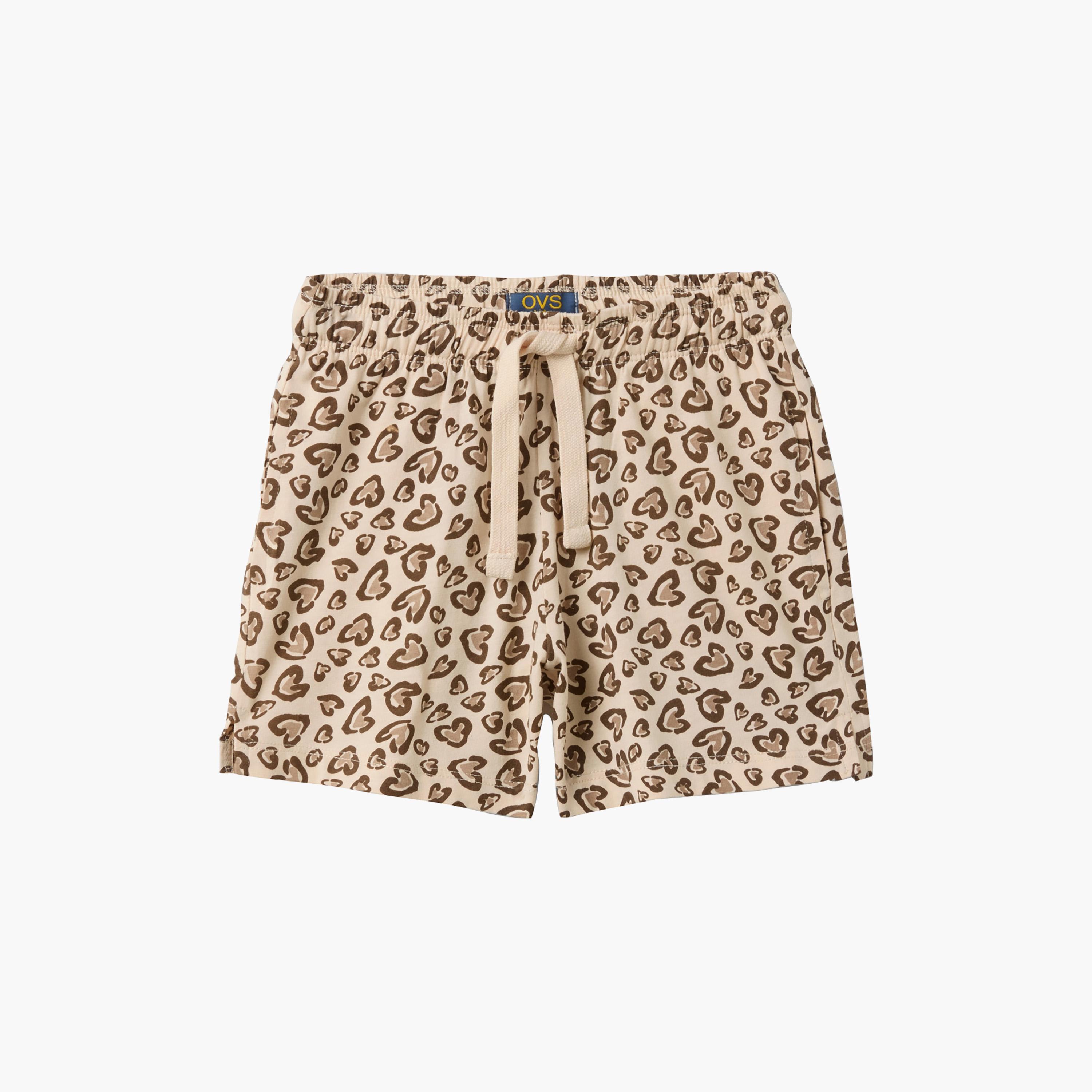شورت مع برباط وخصر مرن وطبعة قلوب من أوه في إس-girls-clothing-bottoms-shorts-image-1